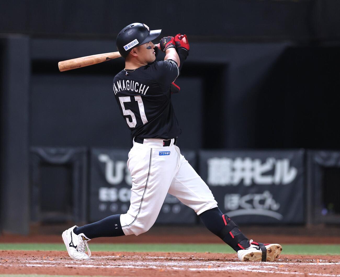 日本ハム対ロッテ　9回表ロッテ無死、本塁打を放つ山口航輝（撮影・黒川智章）