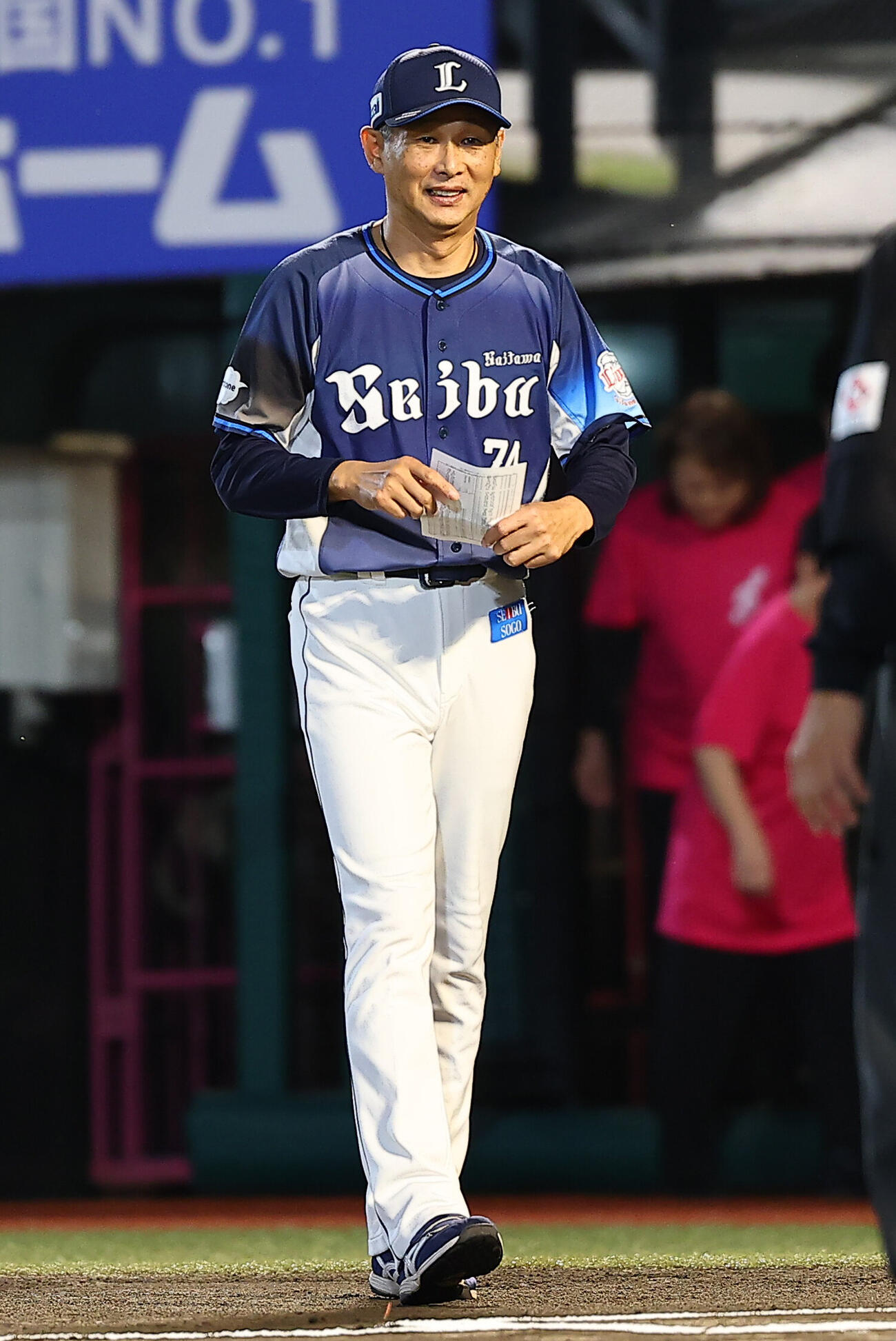 楽天対西武　メンバー表の最終確認を行う西武西口文也監督（撮影・野上伸悟）