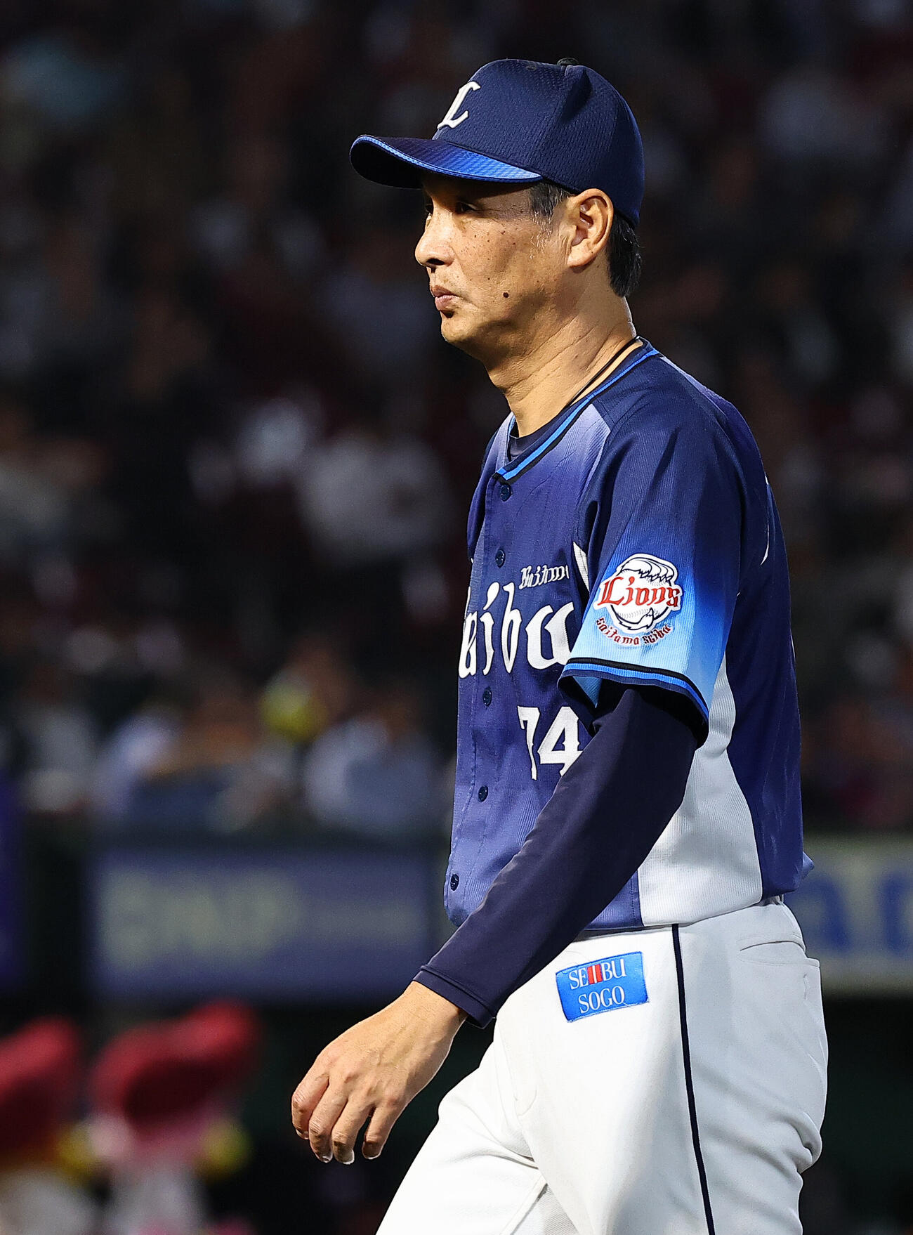 楽天対西武　楽天モバイル最強パーク宮城での今季最終戦を終え引き揚げる西武西口文也監督（撮影・野上伸悟）