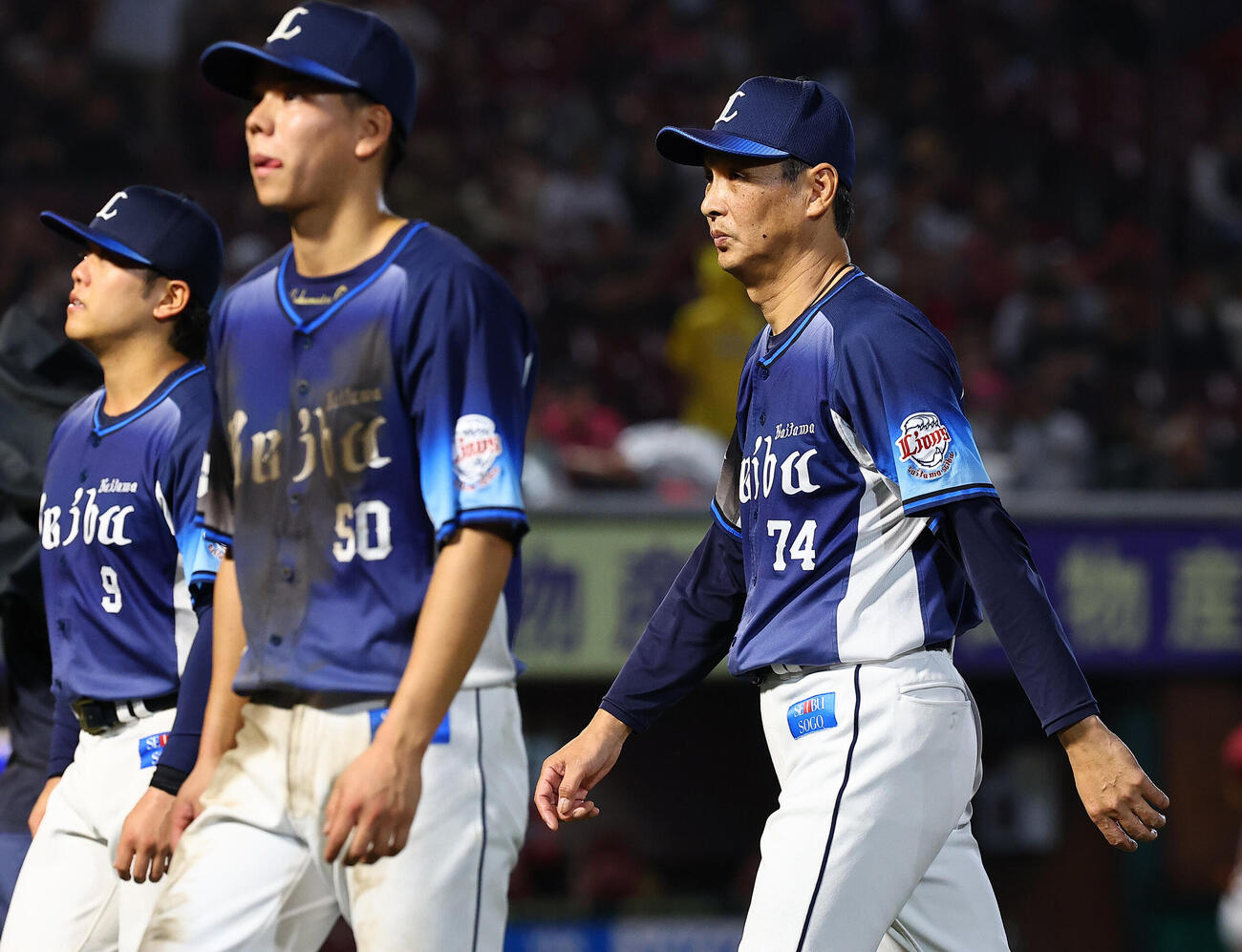 楽天対西武　楽天モバイル最強パーク宮城での今季最終戦を終え引き揚げる西武西口文也監督（撮影・野上伸悟）