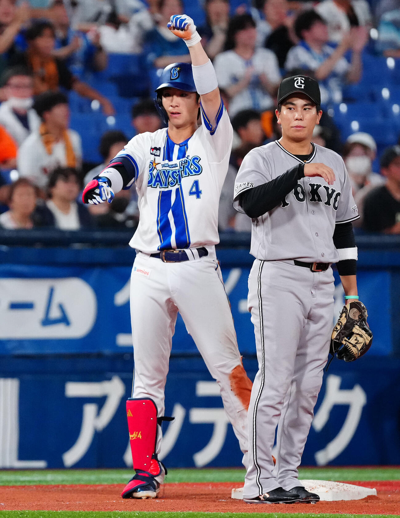 DeNA対巨人　8回裏DeNA2死一、二塁、2点適時三塁打を放ち、ポーズを決める度会隆輝（撮影・鈴木みどり）