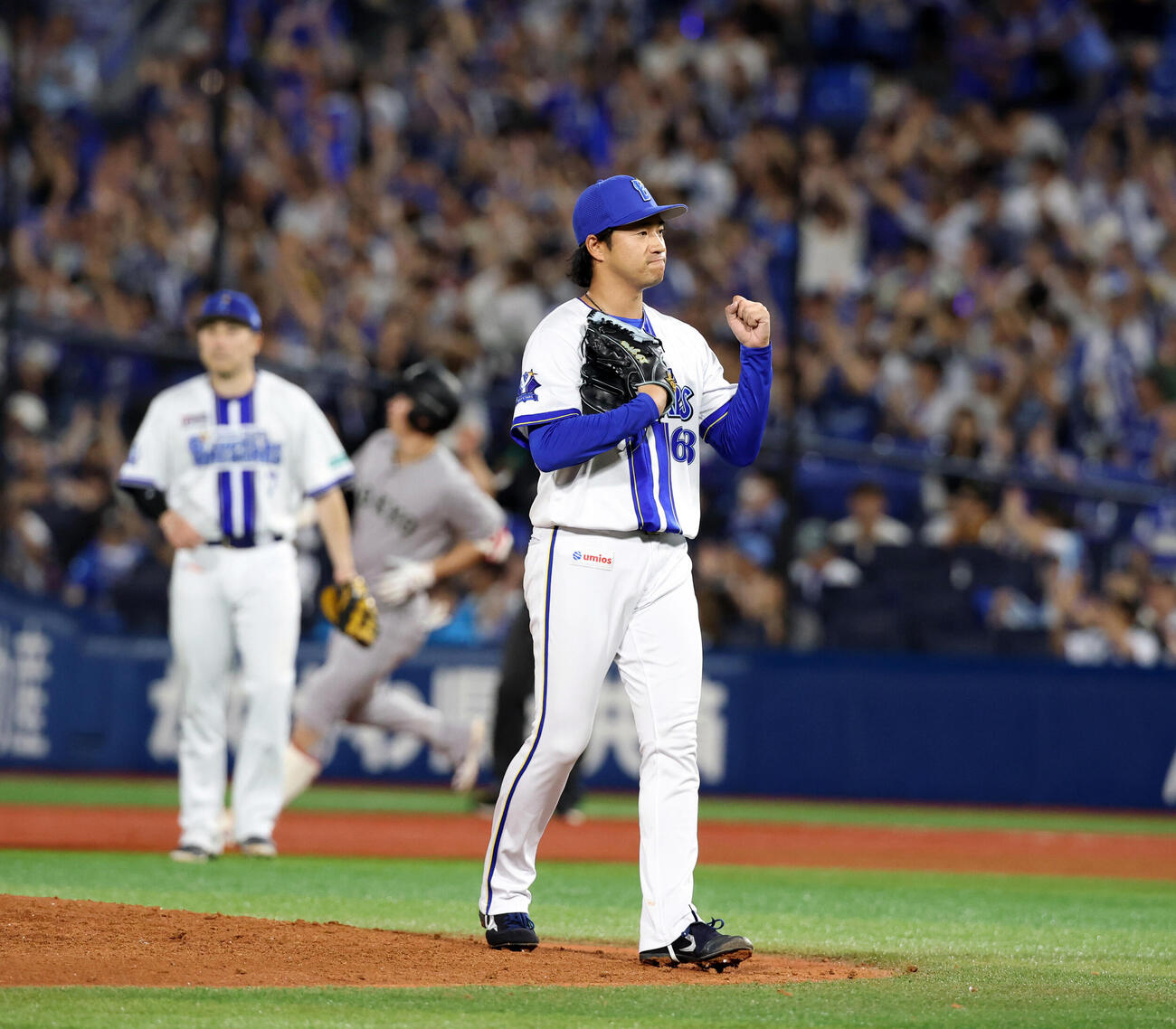 DeNA対巨人　9回表巨人2死、松本剛（後方）を右飛に仕留めガッツポーズする岩田将貴（撮影・浅見桂子）