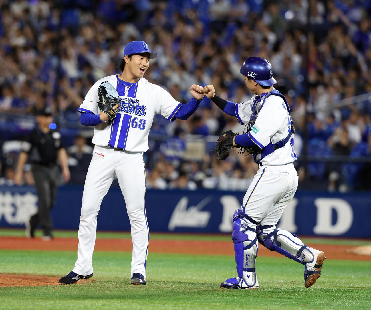 DeNA対巨人　9回表巨人の攻撃を抑えた岩田将貴（左）は古市尊とグータッチ（撮影・浅見桂子）