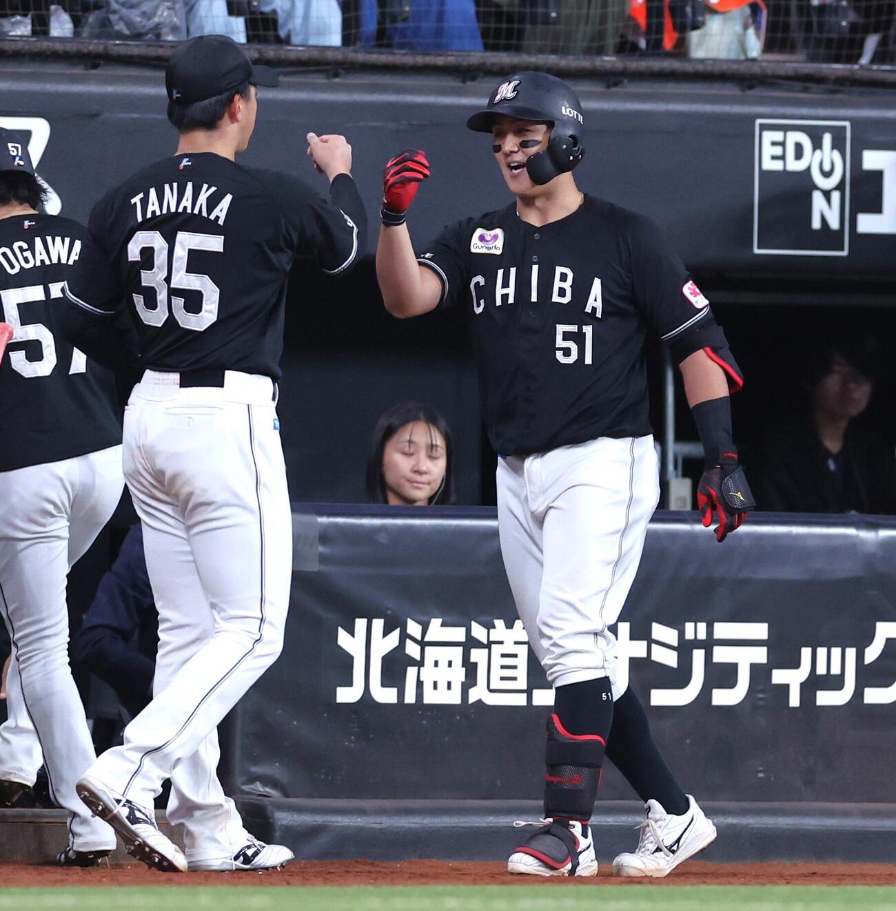日本ハム対ロッテ　6回表、2点本塁打を放った山口航輝（右）は田中晴也とタッチする（撮影・黒川智章）