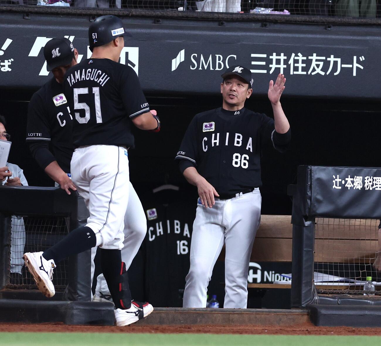 日本ハム対ロッテ　9回表、本塁打を放った山口航輝を出迎えるサブロー監督（撮影・黒川智章）