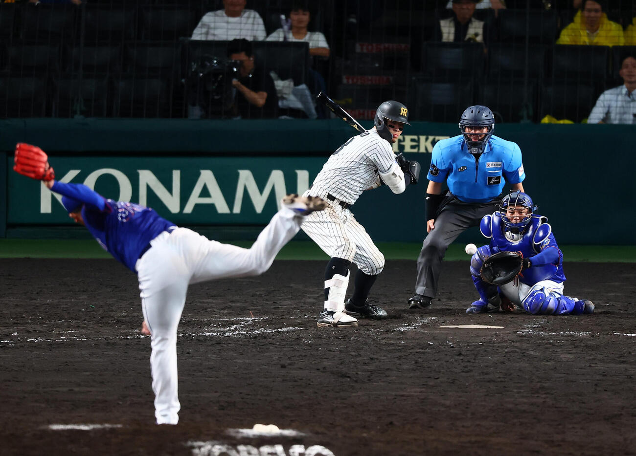 阪神対中日　9回裏阪神2死一、二塁、佐藤輝明は三振に倒れ試合終了。投手松山晋也(撮影・加藤哉）