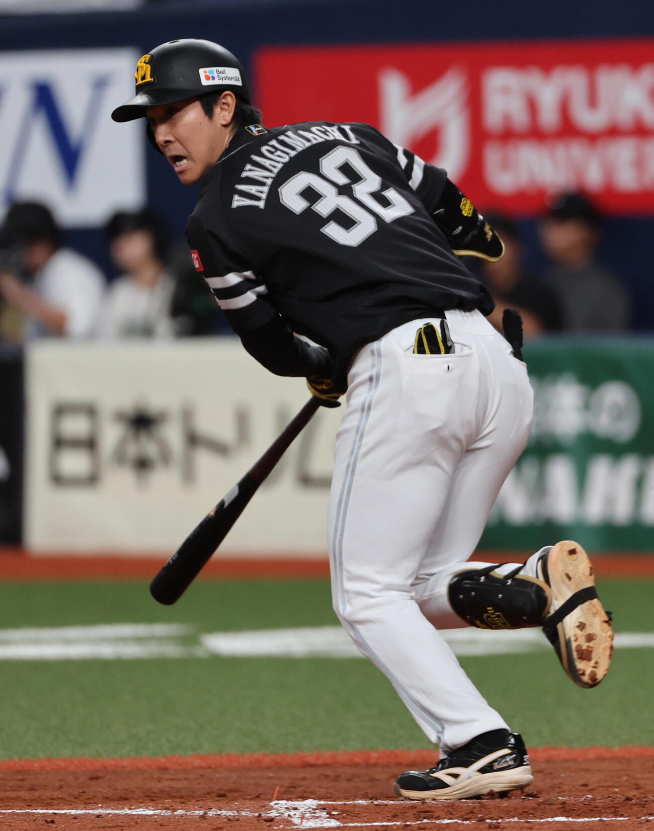 オリックス対ソフトバンク　4回表ソフトバンク2死一、二塁、柳町達は左翼線に適時二塁打を放つ（撮影・西尾就之）