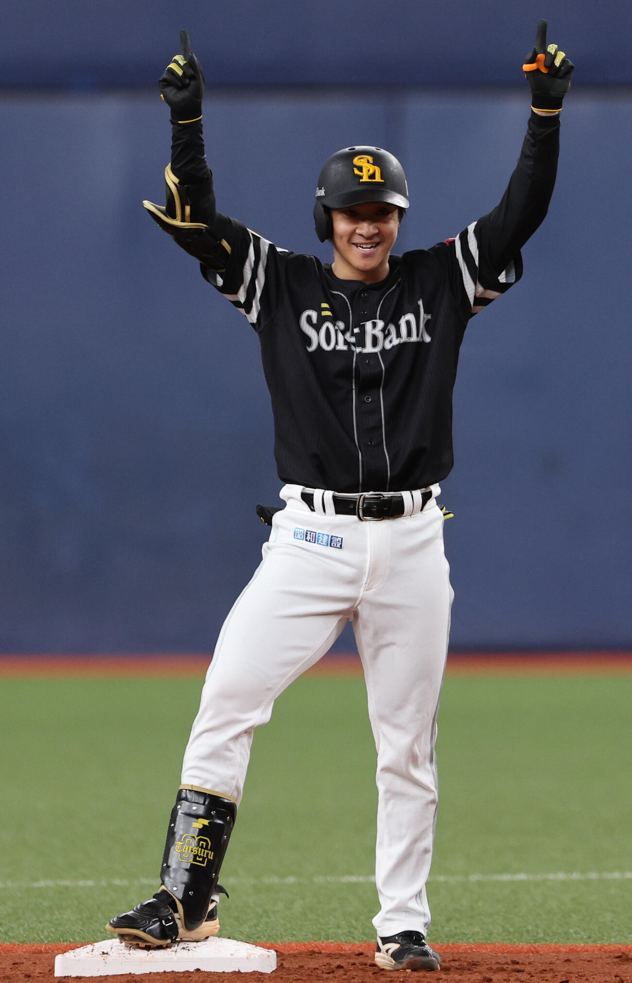 オリックス対ソフトバンク　4回表ソフトバンク2死一、二塁、柳町達は左翼線に適時二塁打を放ち、ベンチに向かってポーズ（撮影・西尾就之）
