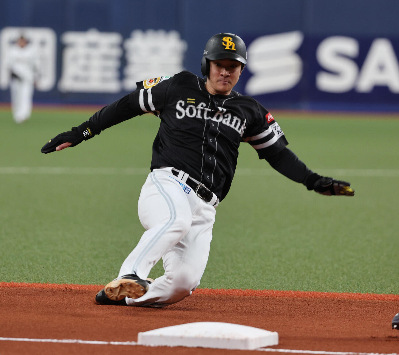 オリックス対ソフトバンク　6回表ソフトバンク1死一塁、一走柳町達は川村友斗の右前打で三塁へ進む（撮影・西尾就之）
