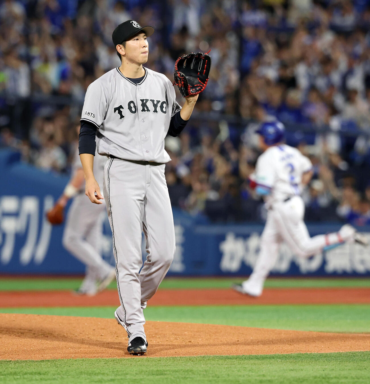 DeNA対巨人　1回裏DeNA1死、牧秀悟（後方）に本塁打を許した戸郷翔征（撮影・浅見桂子）