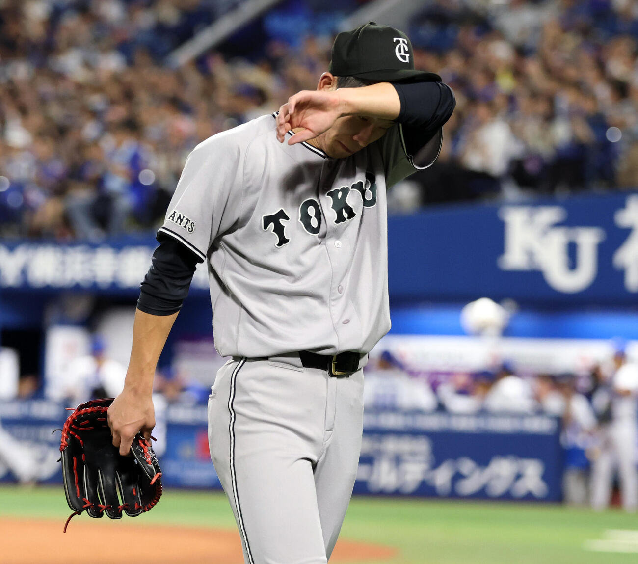 DeNA対巨人　2回裏DeNAに大量点を与え、がっくり引き揚げる巨人戸郷翔征（撮影・浅見桂子）