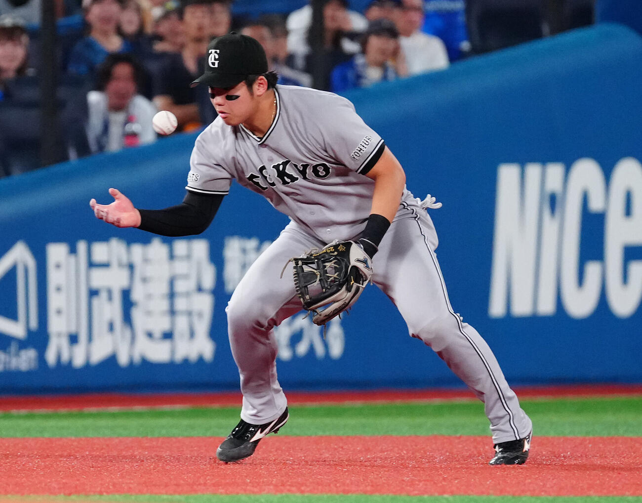 DeNA対巨人　1回裏DeNA1死一、二塁、宮崎敏郎の打球をファンブルする三塁手石塚裕惺（撮影・鈴木みどり）