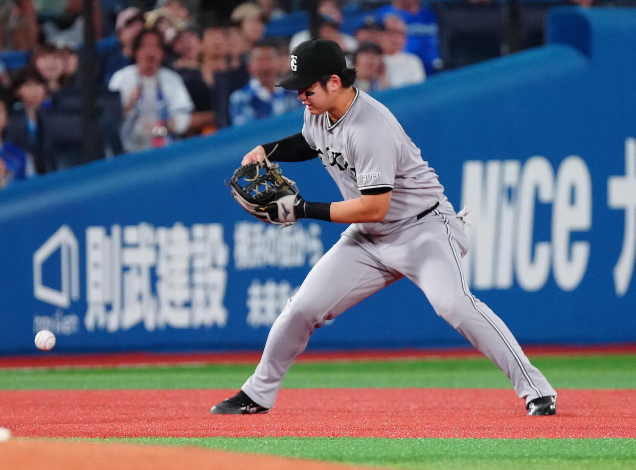 DeNA対巨人　1回裏DeNA1死一、二塁、宮崎敏郎の打球をファンブルする三塁手石塚裕惺（撮影・鈴木みどり）
