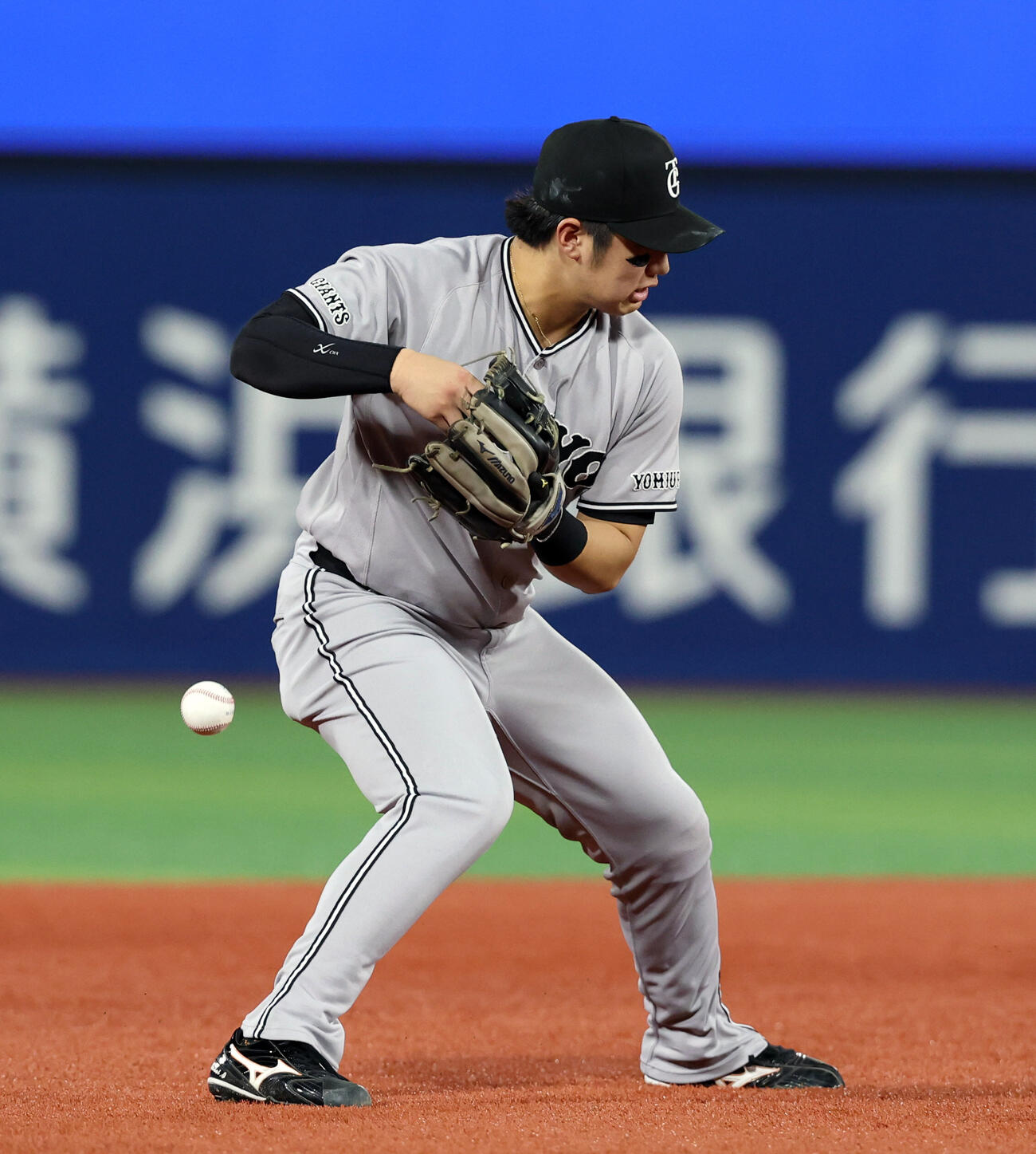 DeNA対巨人　1回裏DeNA1死一、二塁、宮崎敏郎の打球をファンブルして満塁にする石塚裕惺（撮影・浅見桂子）