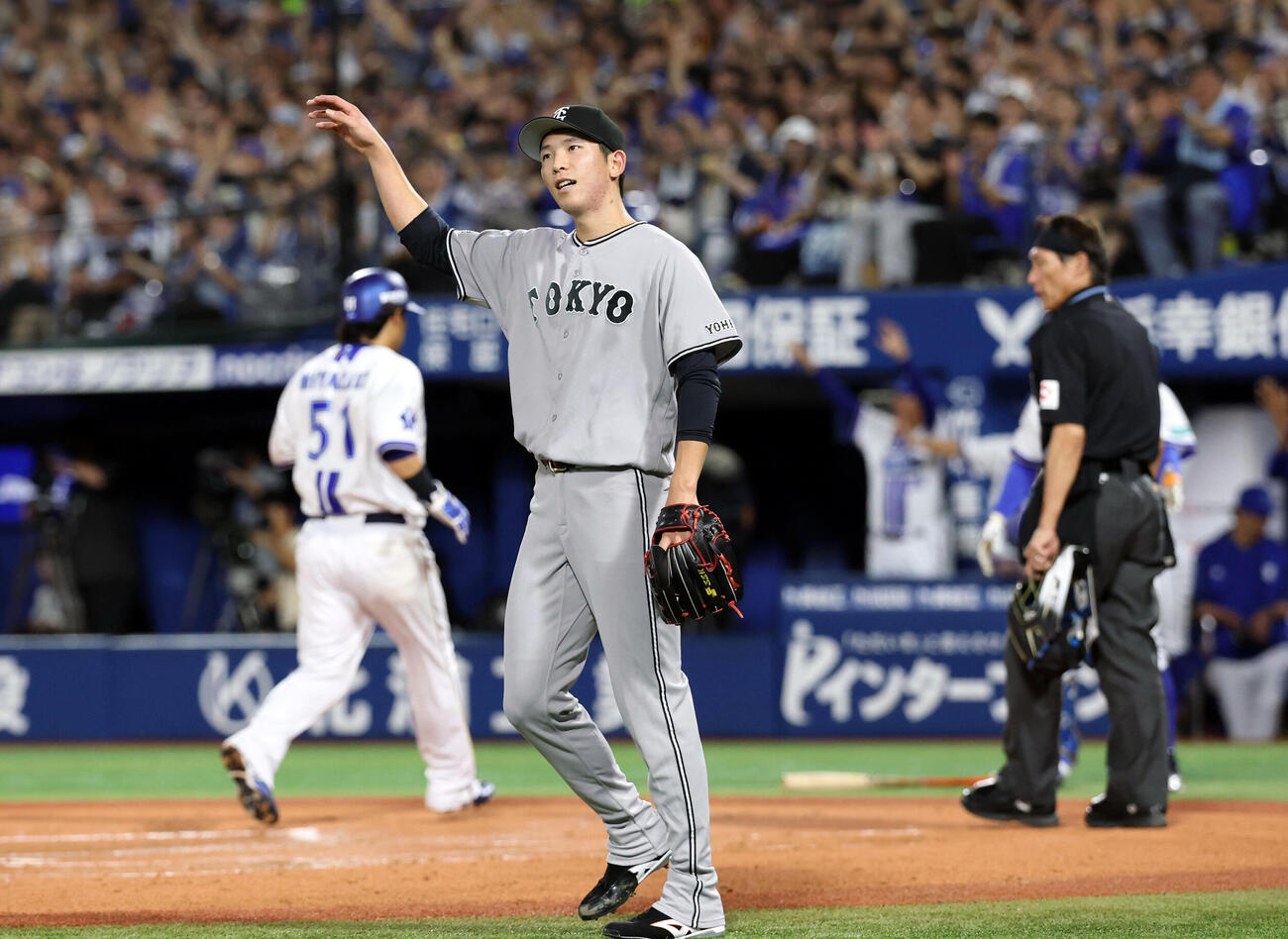 DeNA対巨人　1回裏DeNA2死一、二塁、古市尊に適時を許し、喜ぶDeNAベンチを背に悔しそうな戸郷翔征（撮影・浅見桂子）