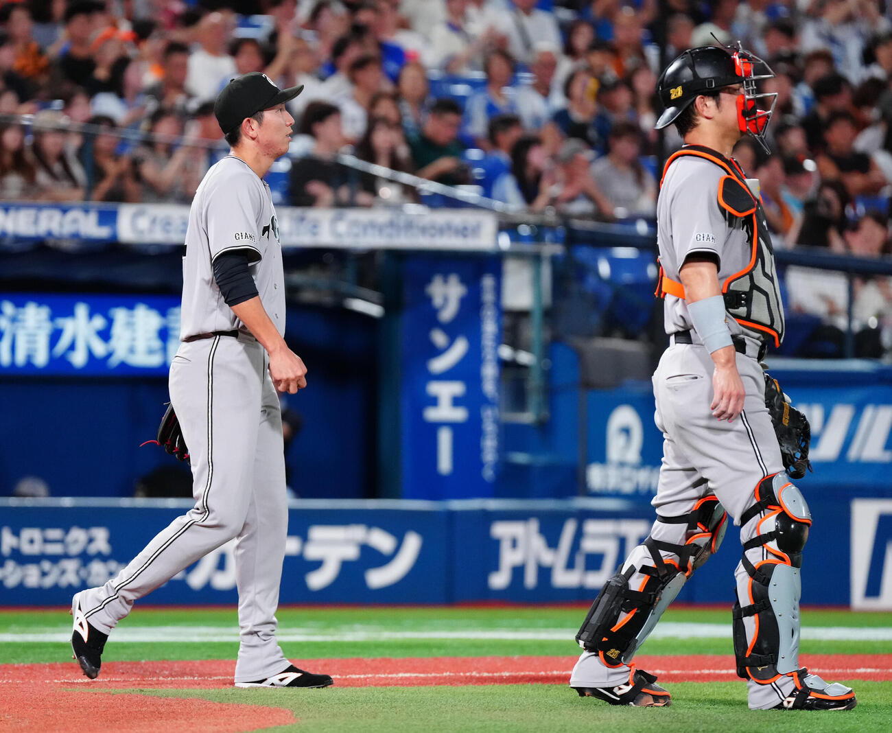 DeNA対巨人　1回裏DeNA2死一、二塁、古市尊に適時打を浴び、浮かない表情の戸郷翔征。右は大城卓三（撮影・鈴木みどり）