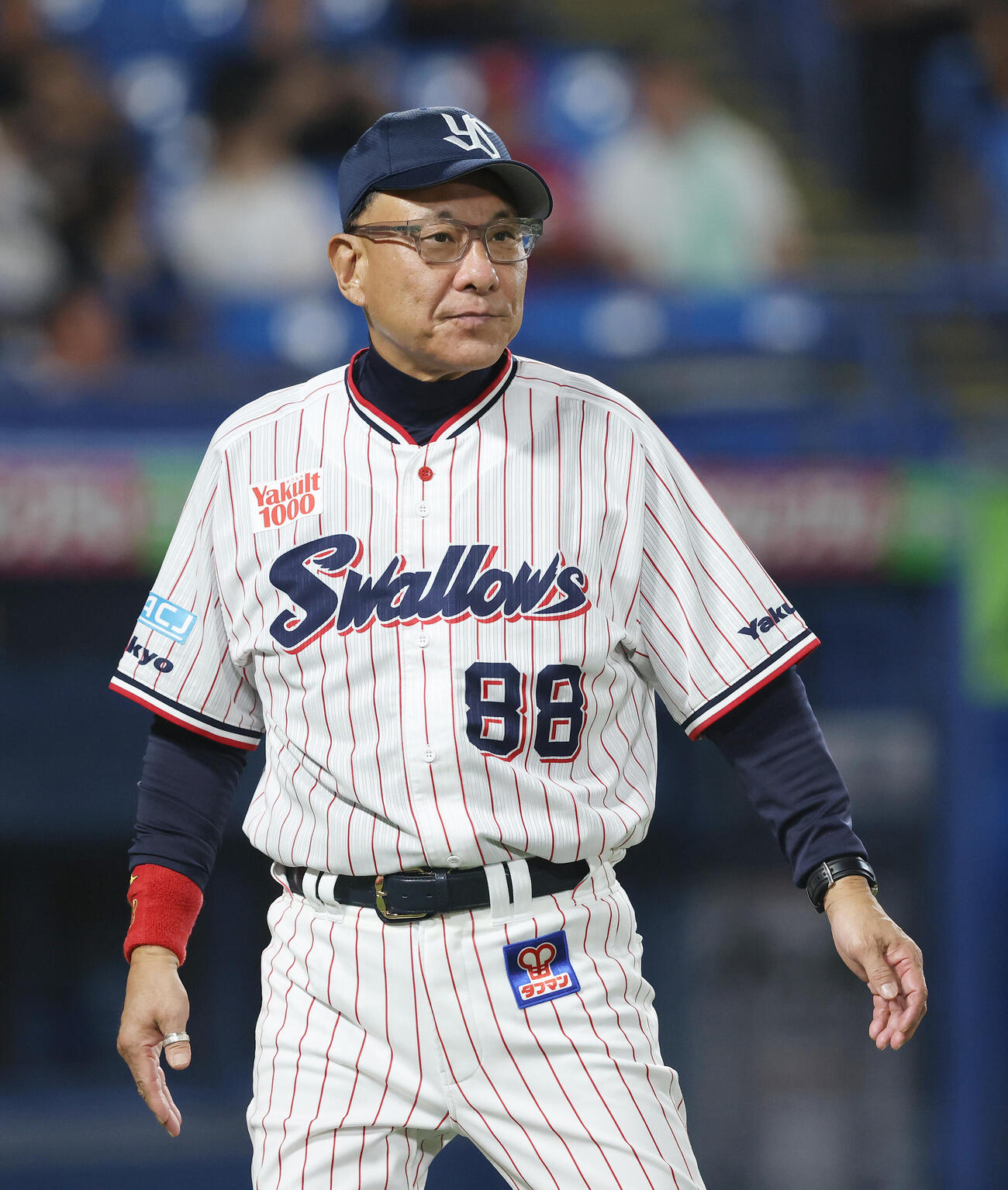 ヤクルト対広島　2回裏を終え、選手交代を告げる池山隆寛監督（撮影・河田真司）