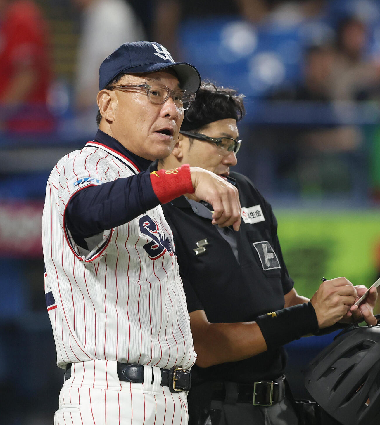 ヤクルト対広島　8回裏を終え、選手交代を告げる池山隆寛監督（撮影・河田真司）