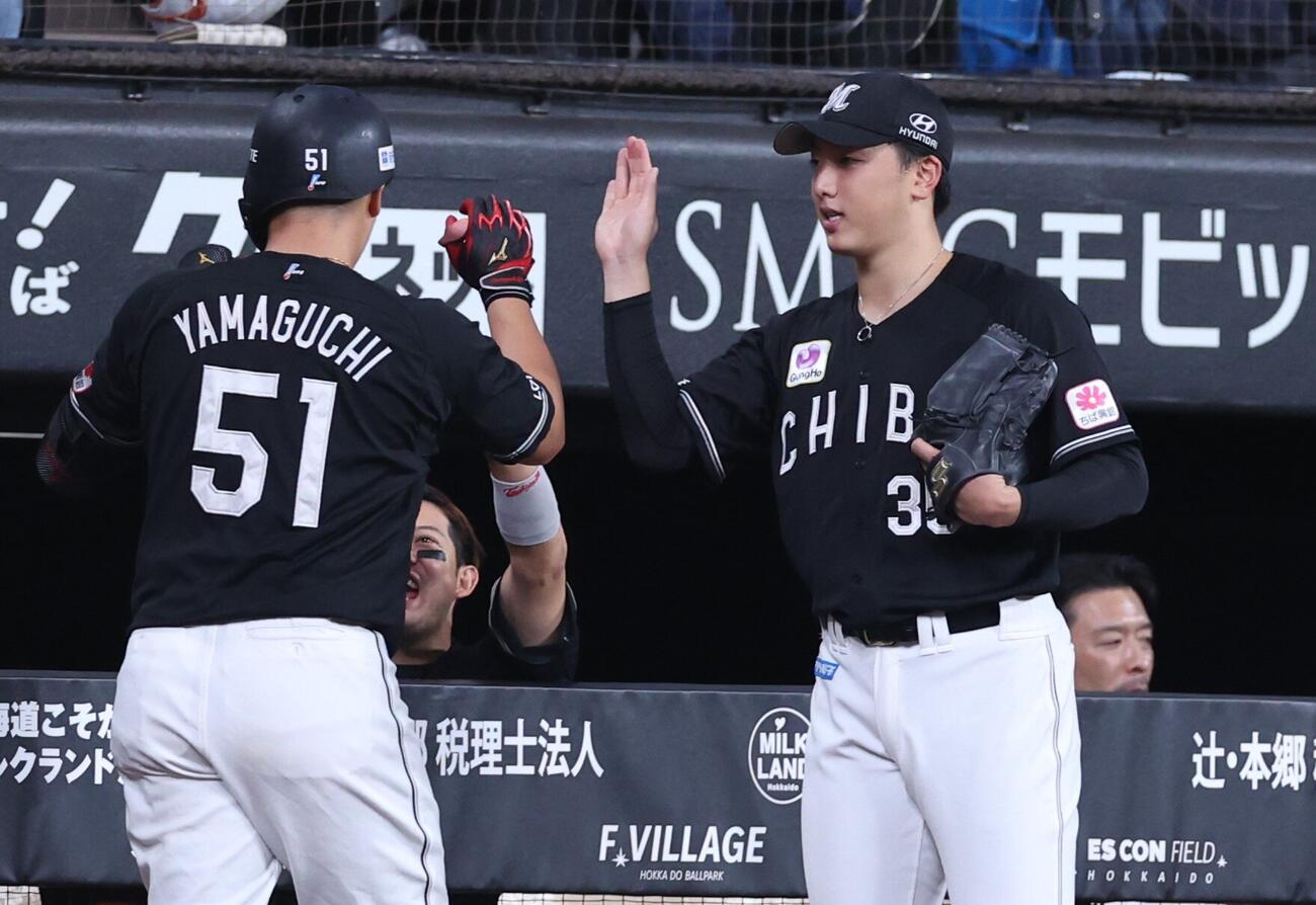 日本ハム対ロッテ　6回表、2点本塁打を放った山口航輝（左）を出迎える田中晴也（撮影・黒川智章）