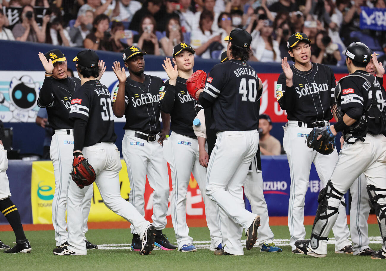 オリックス対ソフトバンク　勝利を祝うソフトバンク小久保裕紀監督（左）、リバン・モイネロ（同3人目）、柳田悠岐（右から2人絵）ら（撮影・宮崎幸一）