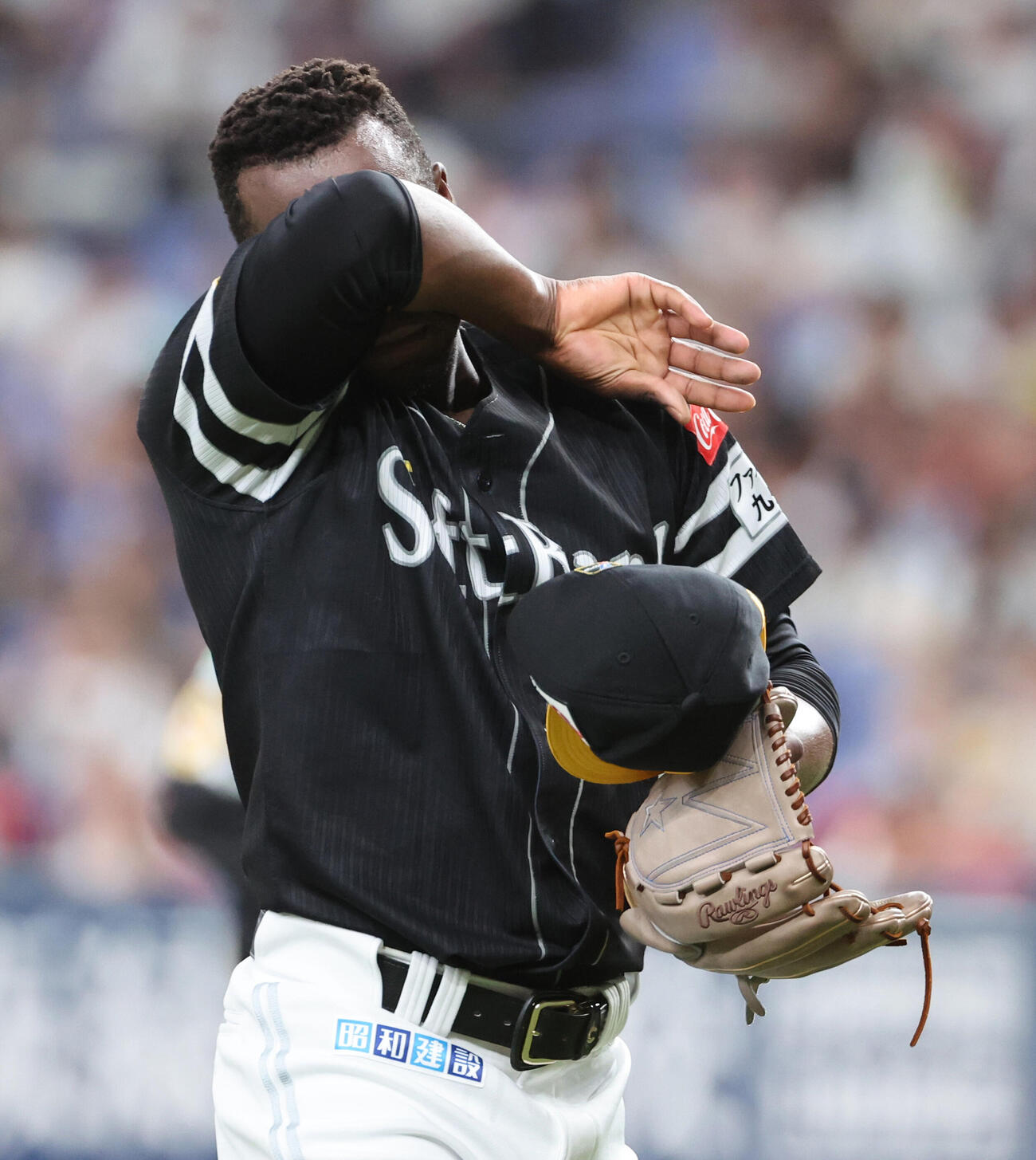 オリックス対ソフトバンク　ソフトバンク先発のリバン・モイネロは2回を投げ終え、汗を拭いながらベンチに戻る（撮影・西尾就之）