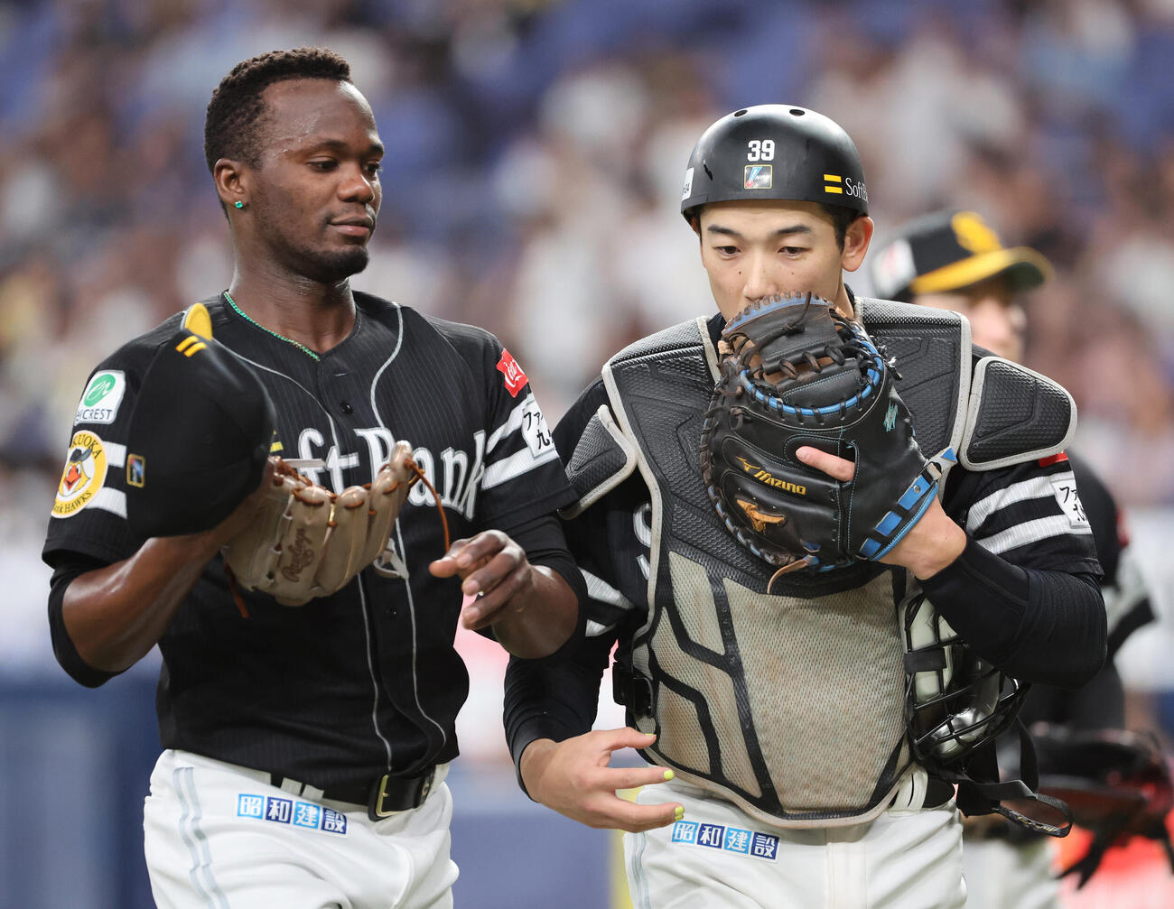 オリックス対ソフトバンク　ソフトバンク先発のリバン・モイネロは2回を投げ終え、山本祐大捕手と話しながらベンチに戻る（撮影・西尾就之）