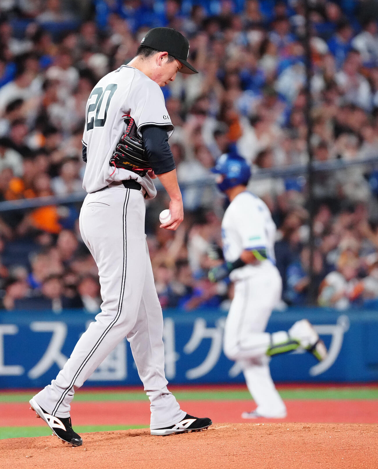 DeNA対巨人　2回裏DeNA1死、蝦名達夫に本塁打を浴び、うつむく戸郷翔征（撮影・鈴木みどり）