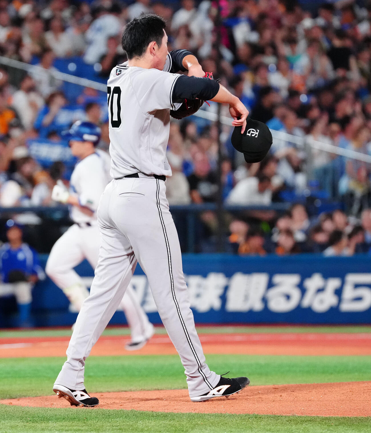 DeNA対巨人　2回裏DeNA無死一、二塁、佐野恵太に3点本塁打を浴び、浮かない表情の戸郷翔征（撮影・鈴木みどり）