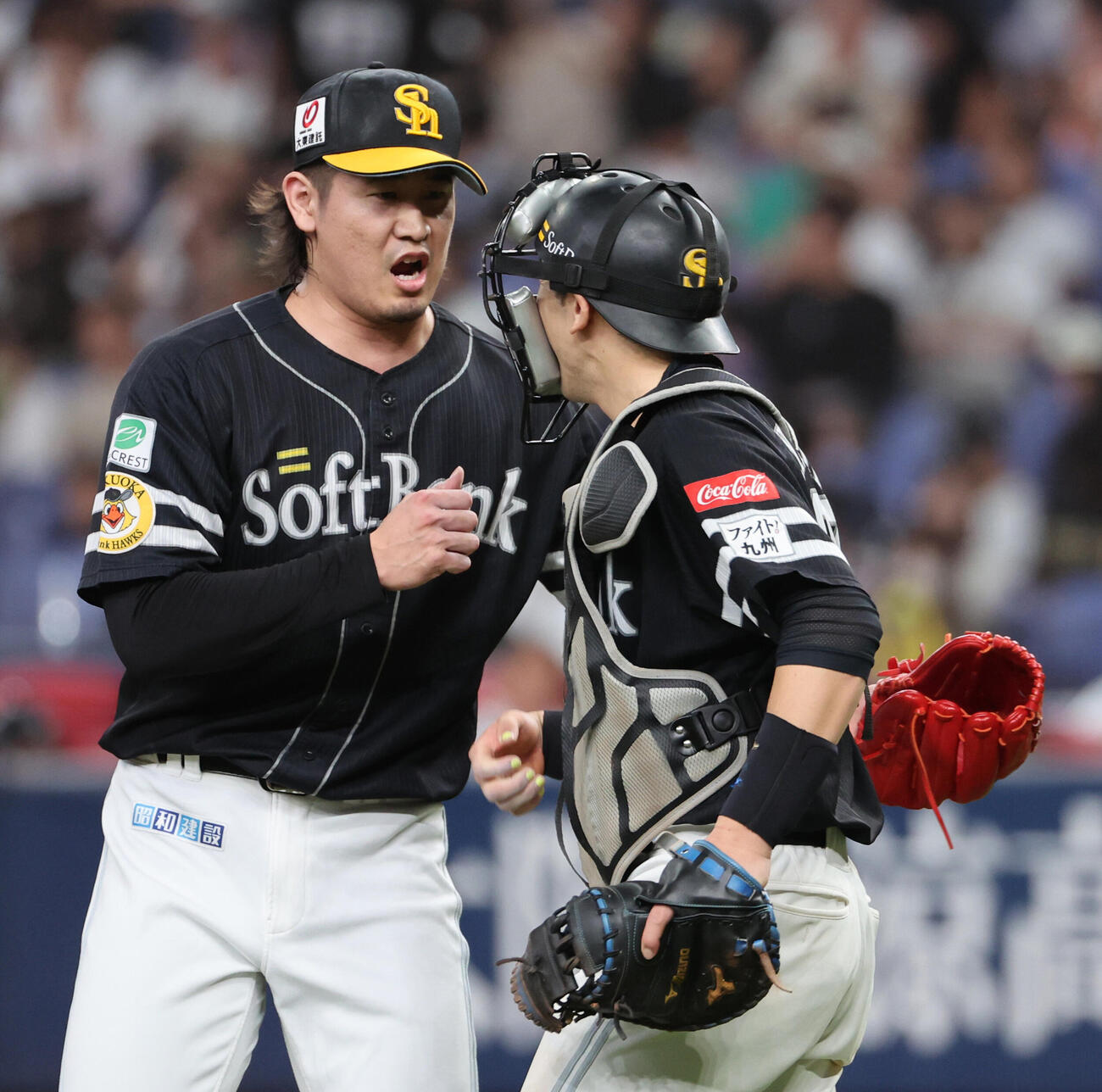 オリックス対ソフトバンク　最後を締めたソフトバンク杉山一樹は山本祐大捕手と喜び合う（撮影・西尾就之）
