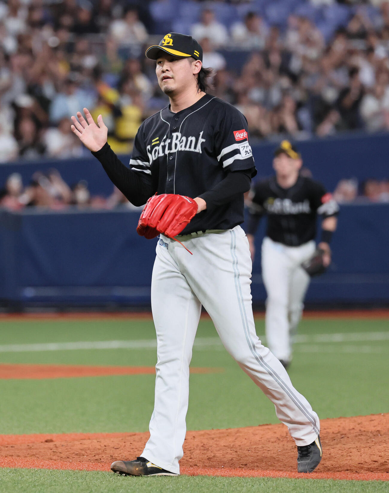 オリックス対ソフトバンク　最後を締めて手をたたくソフトバンク杉山一樹（撮影・宮崎幸一）