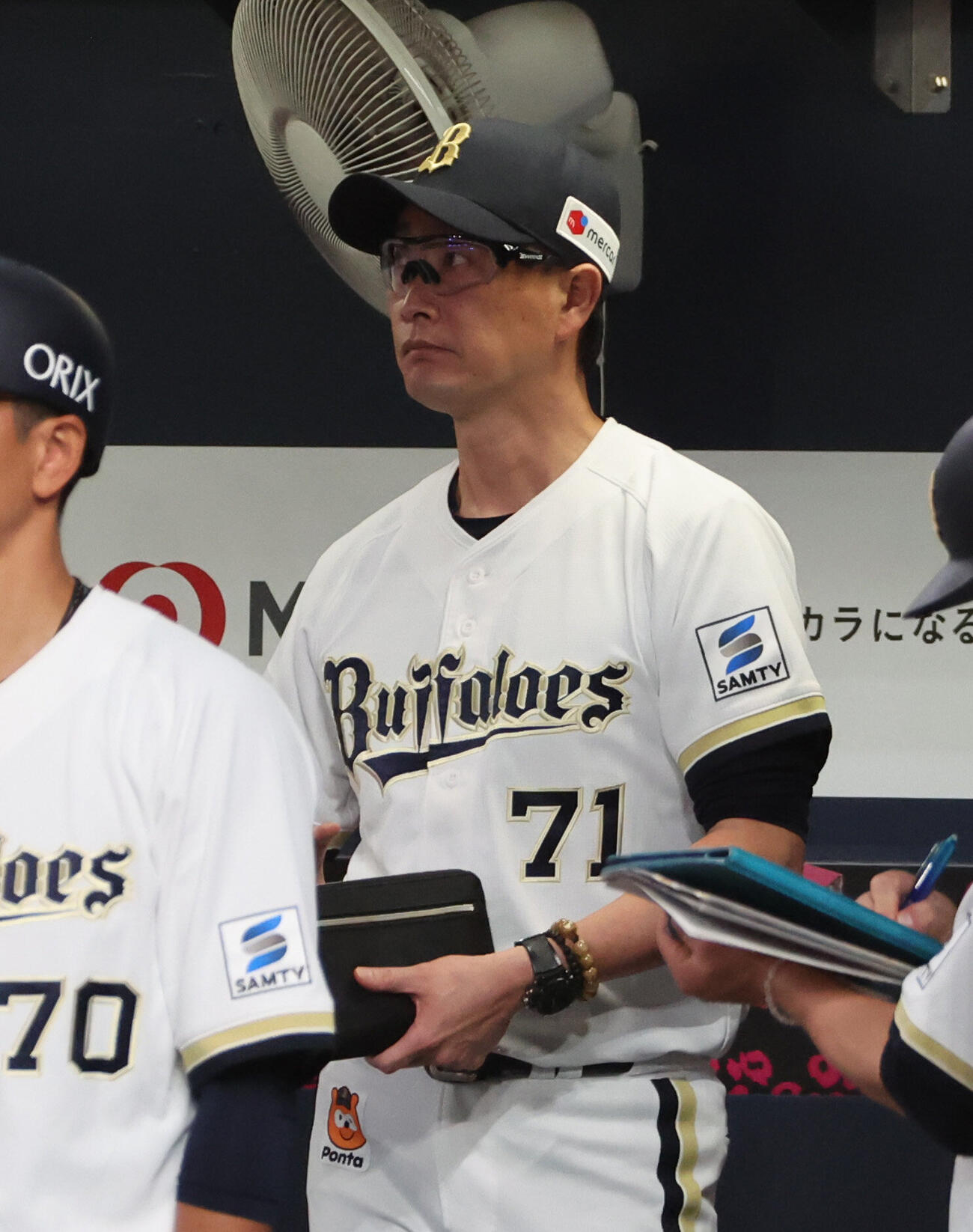 オリックス対ソフトバンク　試合を見守るオリックス岸田護監督（撮影・西尾就之）