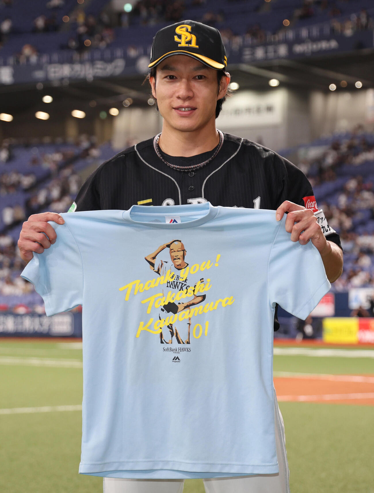 オリックス対ソフトバンク　故川村隆史コーチの命日に本塁打を放ったソフトバンク柳田悠岐はTシャツを手に写真に納まる（撮影・西尾就之）