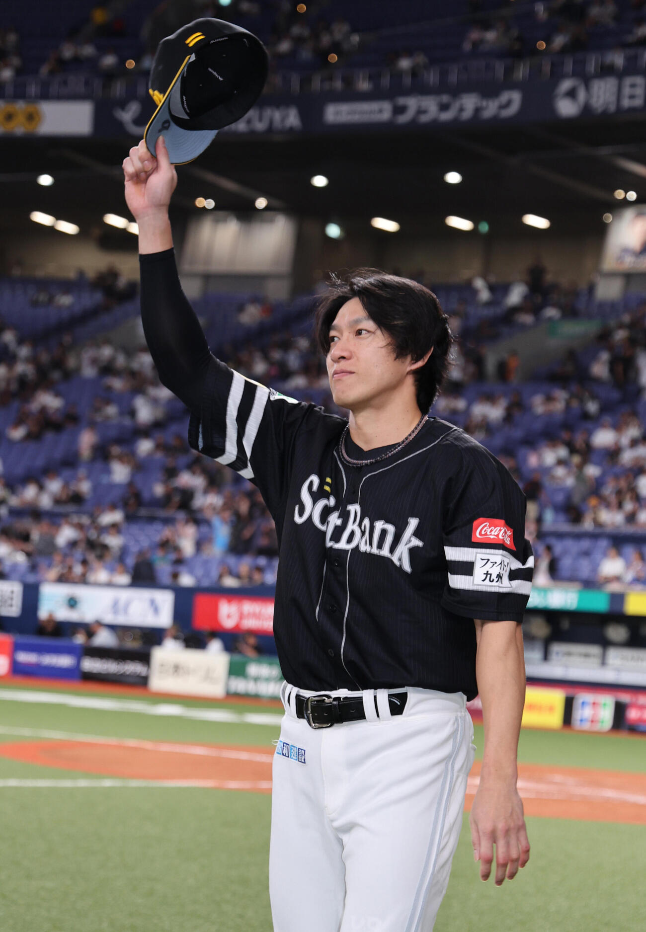 オリックス対ソフトバンク　本塁打を放ったソフトバンク柳田悠岐はスタンドのファンに帽子を振る（撮影・西尾就之）