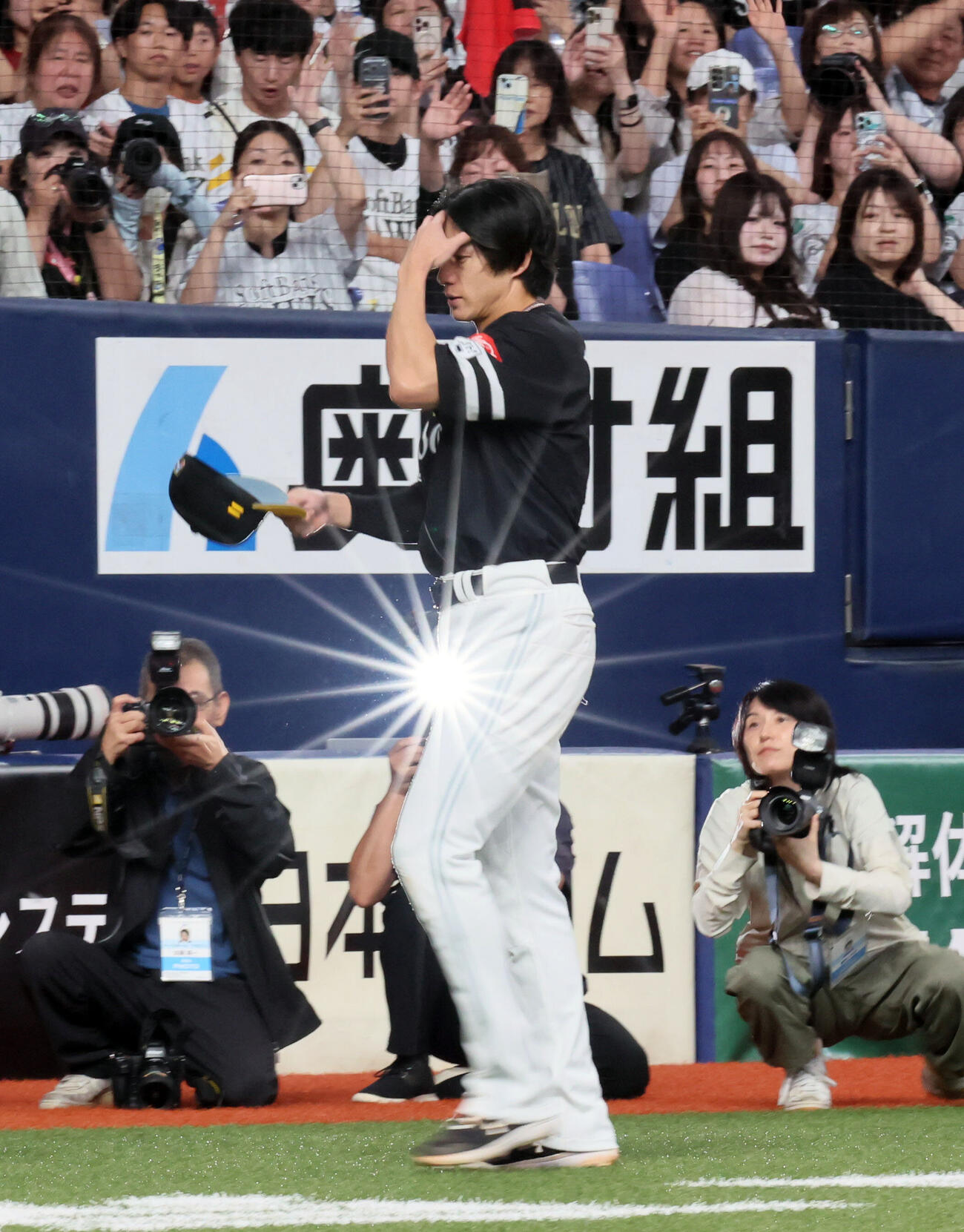 オリックス対ソフトバンク　ヒーローインタビューでフラッシュを浴びるソフトバンク柳田悠岐（撮影・宮崎幸一）