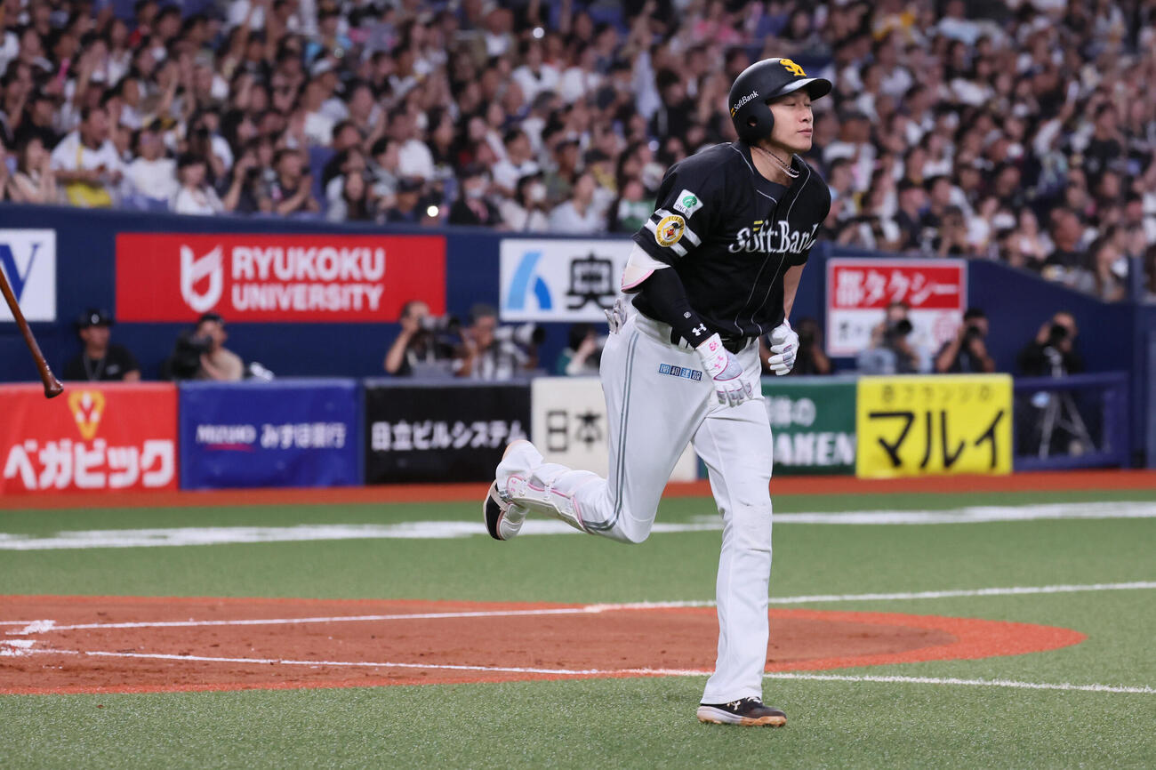 オリックス対ソフトバンク　5回表ソフトバンク1死一、二塁、柳田悠岐は3点本塁打を放つ（撮影・宮崎幸一）
