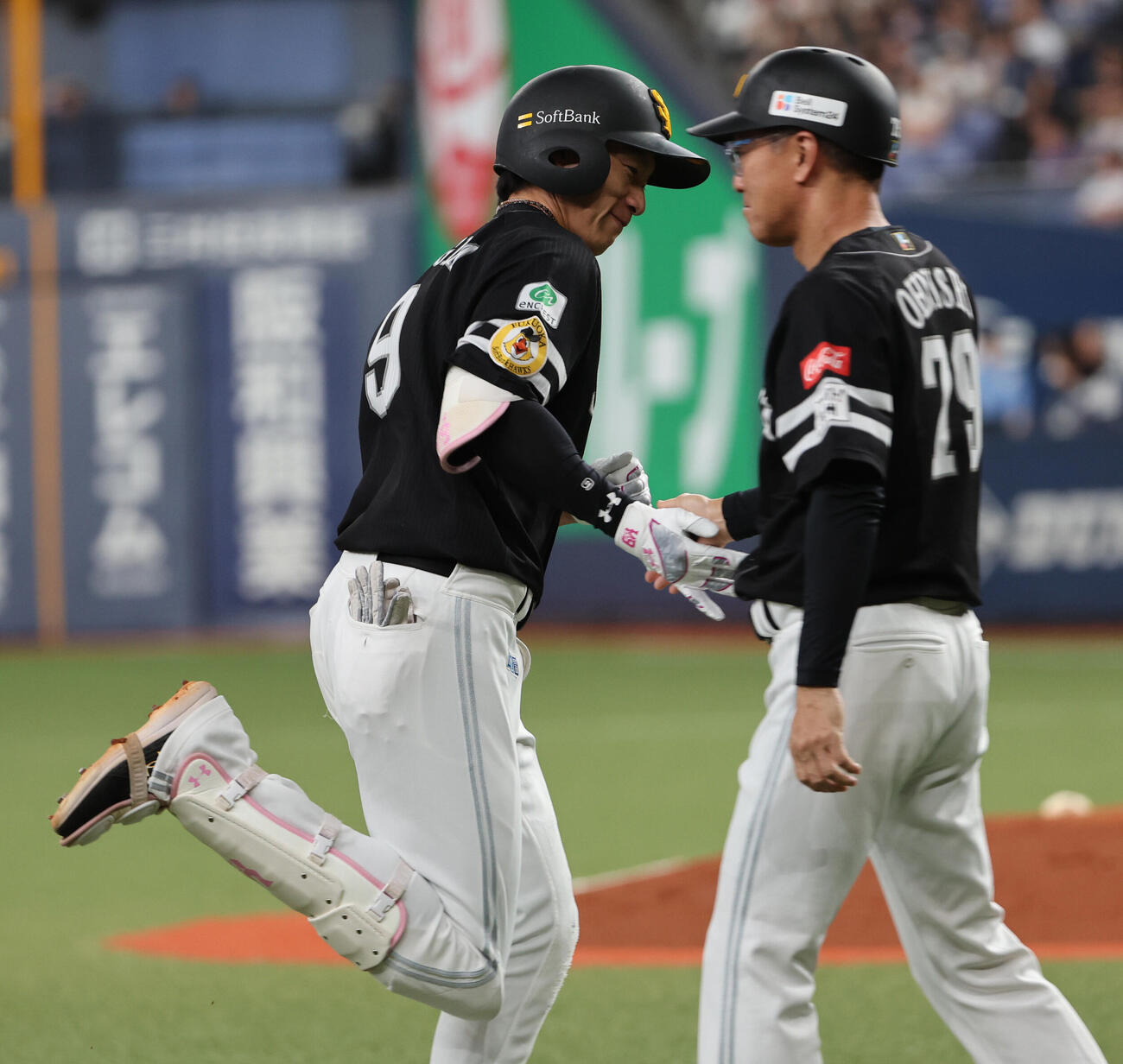 オリックス対ソフトバンク　5回表ソフトバンク1死一、二塁、柳田悠岐は本塁打を放ち、大西崇之コーチとタッチして本塁へ向かう（撮影・西尾就之）
