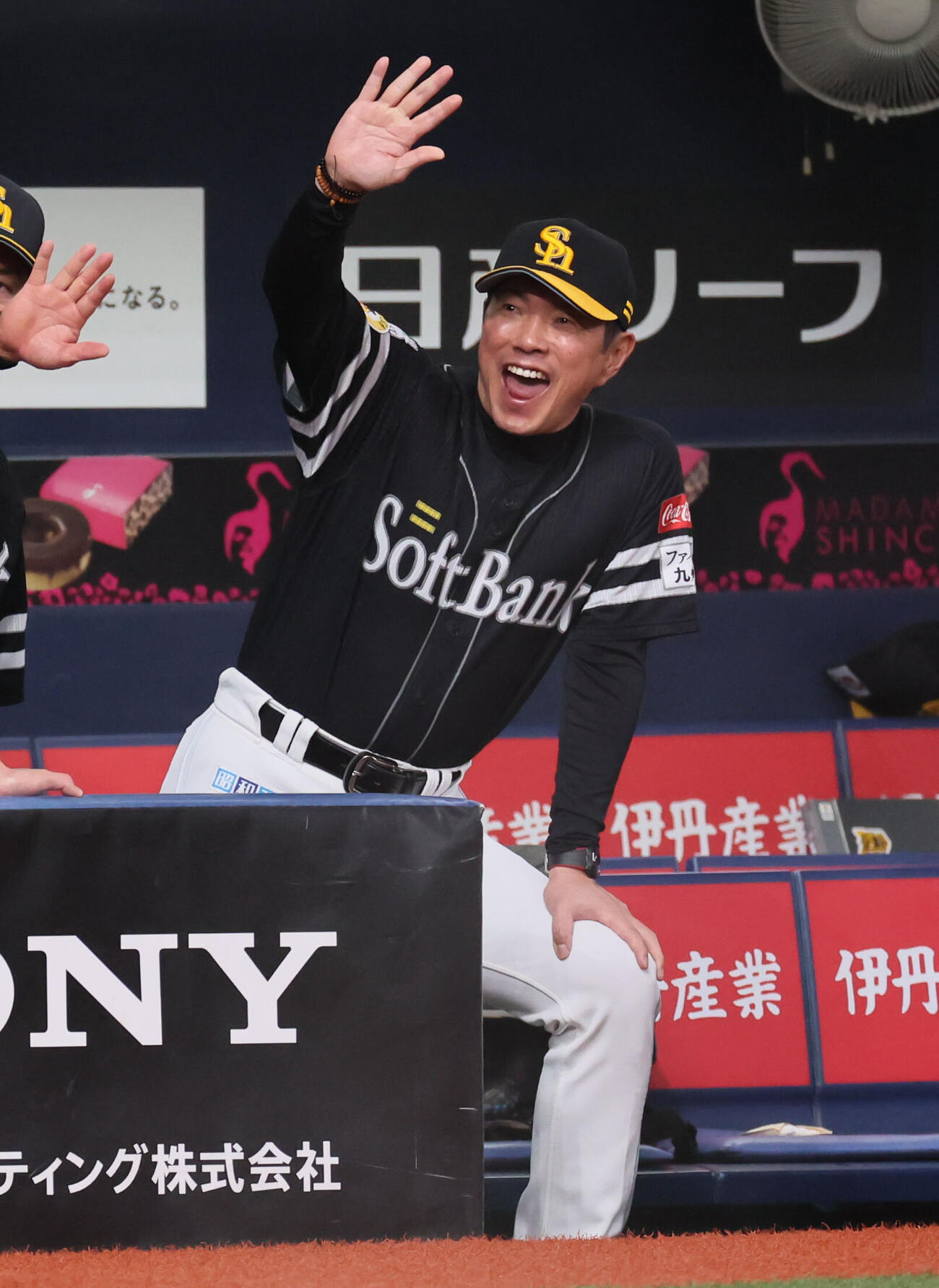 オリックス対ソフトバンク　5回表ソフトバンク1死一、二塁、小久保裕紀監督は3点本塁打を放った柳田悠岐を迎える（撮影・宮崎幸一）