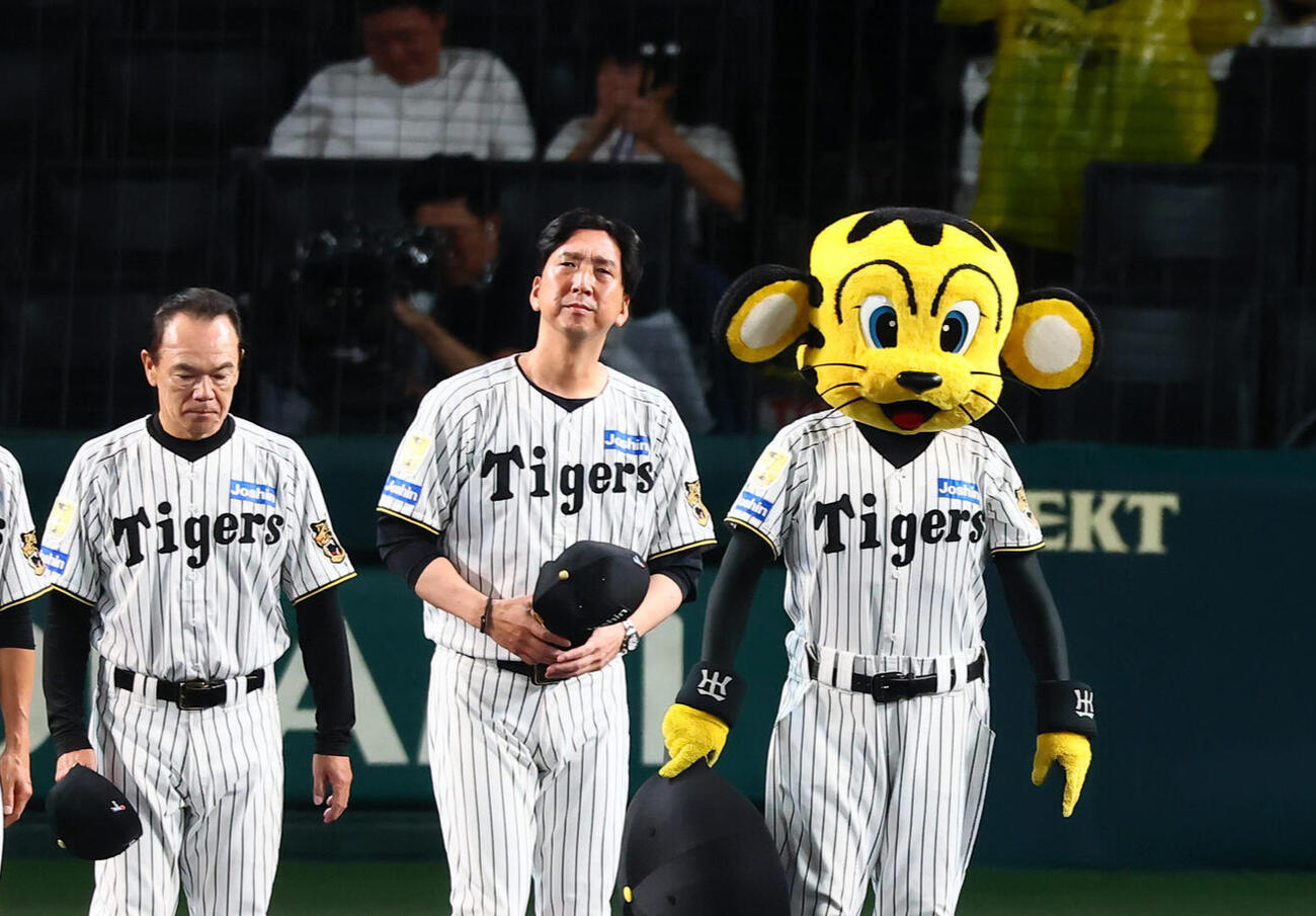 阪神対中日　中日に3連敗を喫し、ファンにあいさつするため整列する藤川監督(撮影・加藤哉）