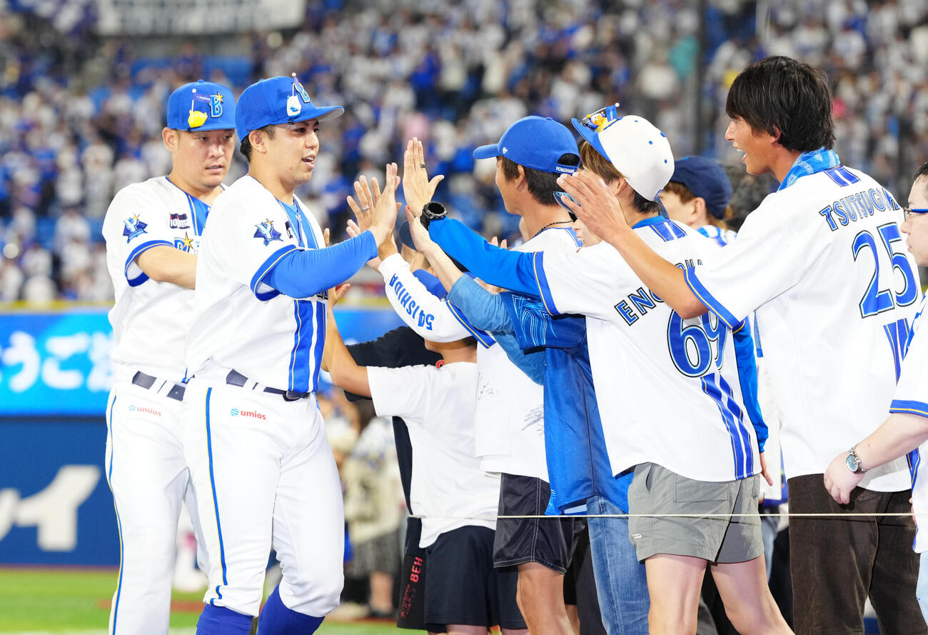 DeNA対巨人　ヒーローインタビューを終え、ファンとハイタッチするDeNA東克樹と筒香嘉智（左）（撮影・鈴木みどり）