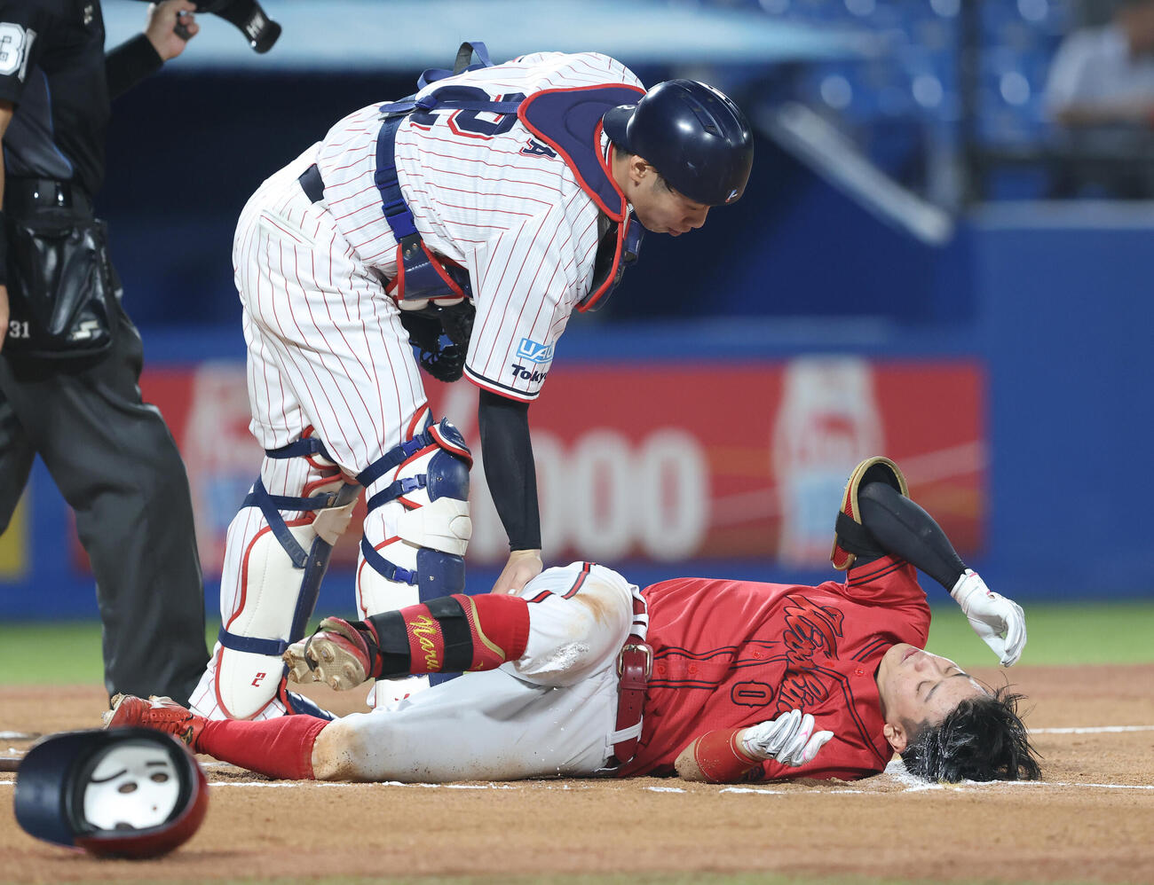 ヤクルト対広島　6回表広島1死、死球を受け倒れ込む勝田成（撮影・河田真司）