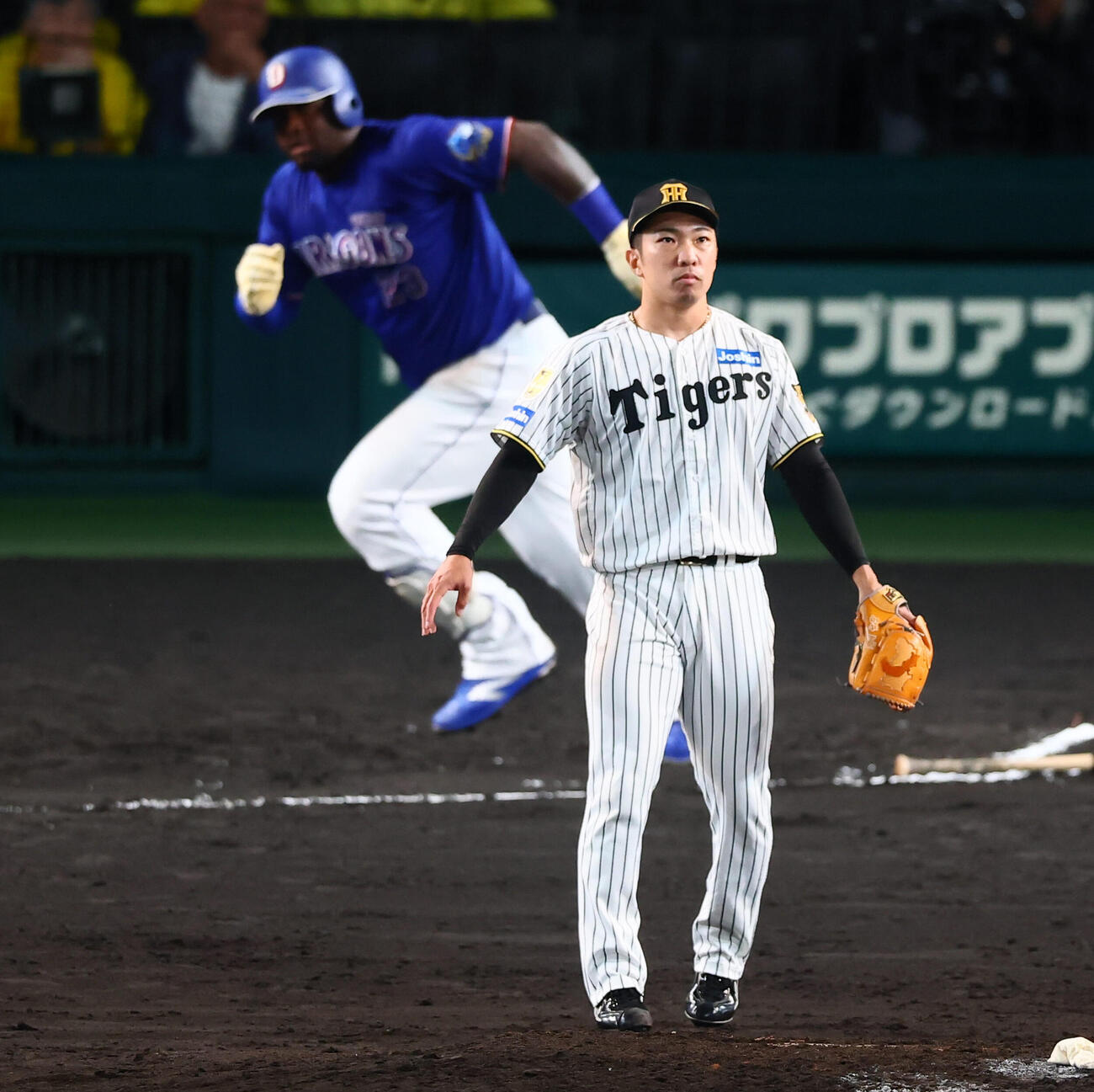 阪神対中日　6回表中日1死一塁、石井大智はミゲル・サノーに勝ち越し左中間越え2点本塁打を浴びる(撮影・加藤哉）
