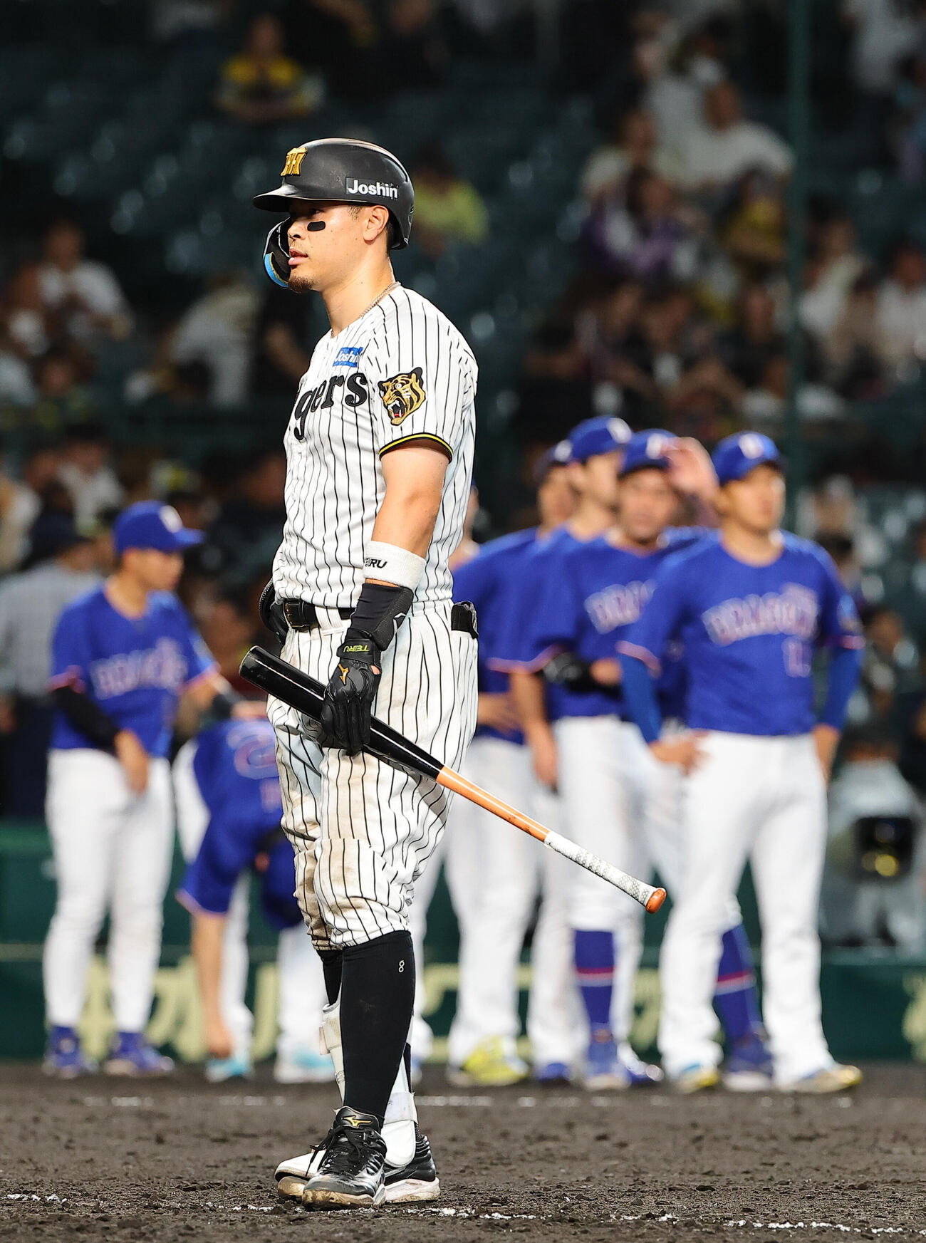 阪神対中日　9回裏阪神2死一、二塁、三振に倒れた佐藤輝明はあいさつの整列に並ぶ（撮影・上田博志）