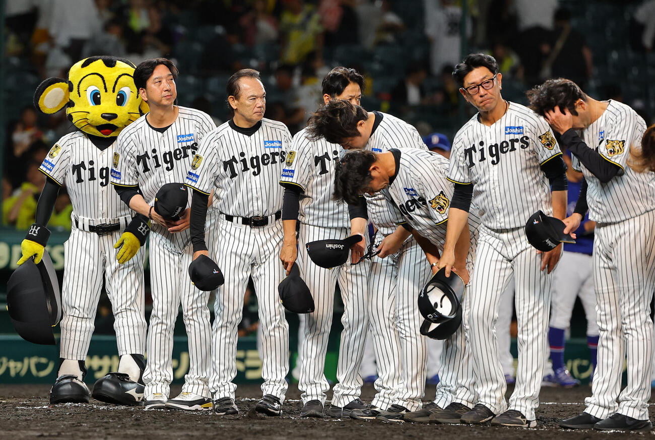 阪神対中日　藤川球児監督（左から2人目）はファンにあいさつをする（撮影・上田博志）