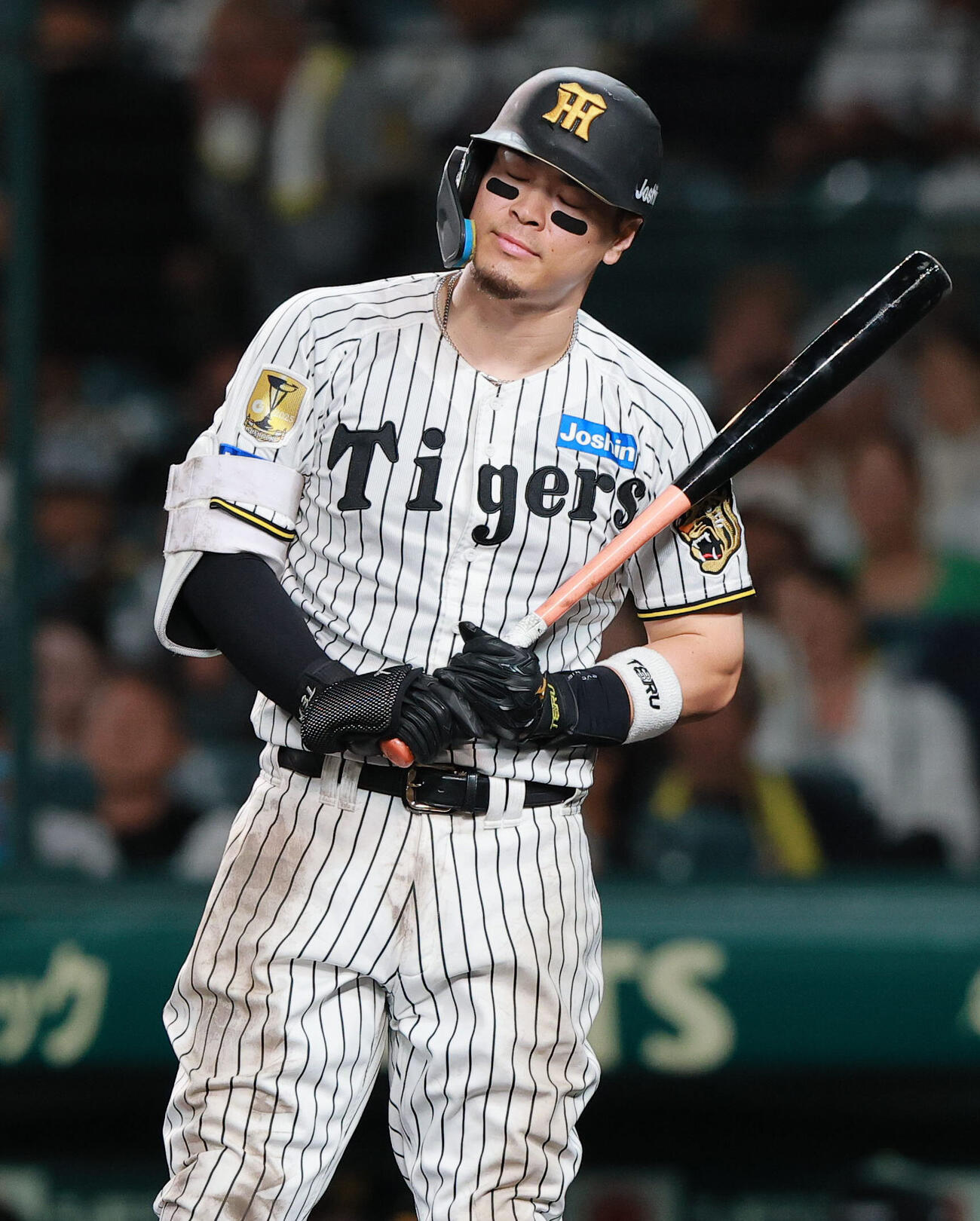阪神対中日　9回裏阪神2死一、二塁、佐藤輝明が空振り三振に倒れゲームセット（撮影・上山淳一）