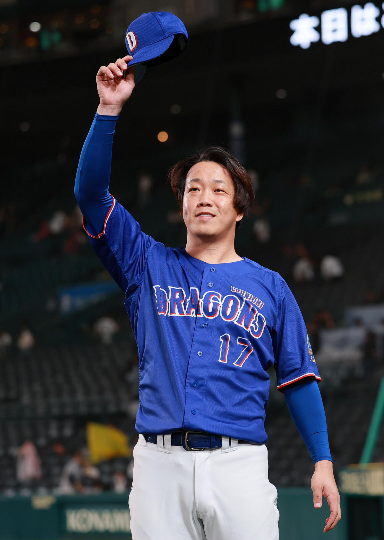 阪神対中日　ファンの声援に応える中日柳裕也（撮影・上山淳一）