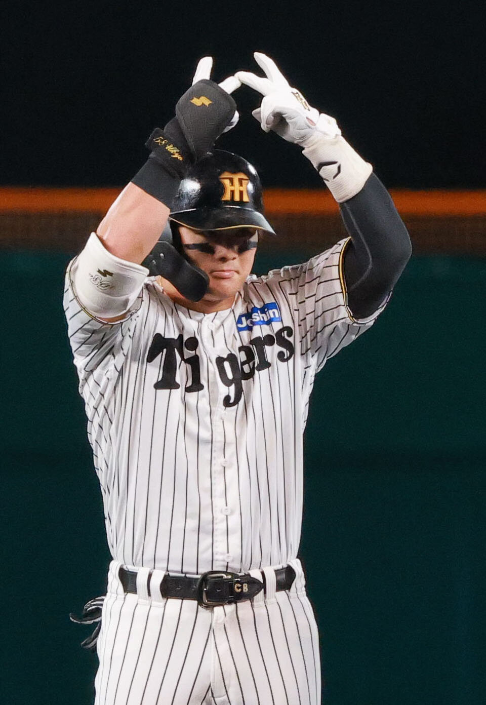 阪神対中日　2回裏阪神1死、前川右京は二塁打を放ちベンチに向かってポーズする（撮影・上山淳一）