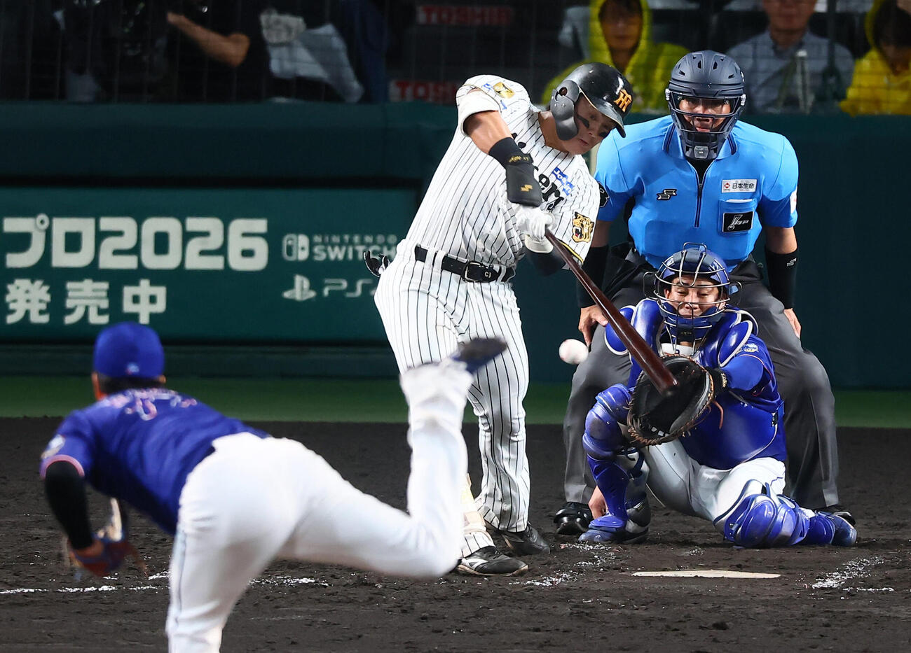 阪神対中日　4回裏阪神無死一塁、前川右京は右前打を放つ。投手柳裕也(撮影・加藤哉）