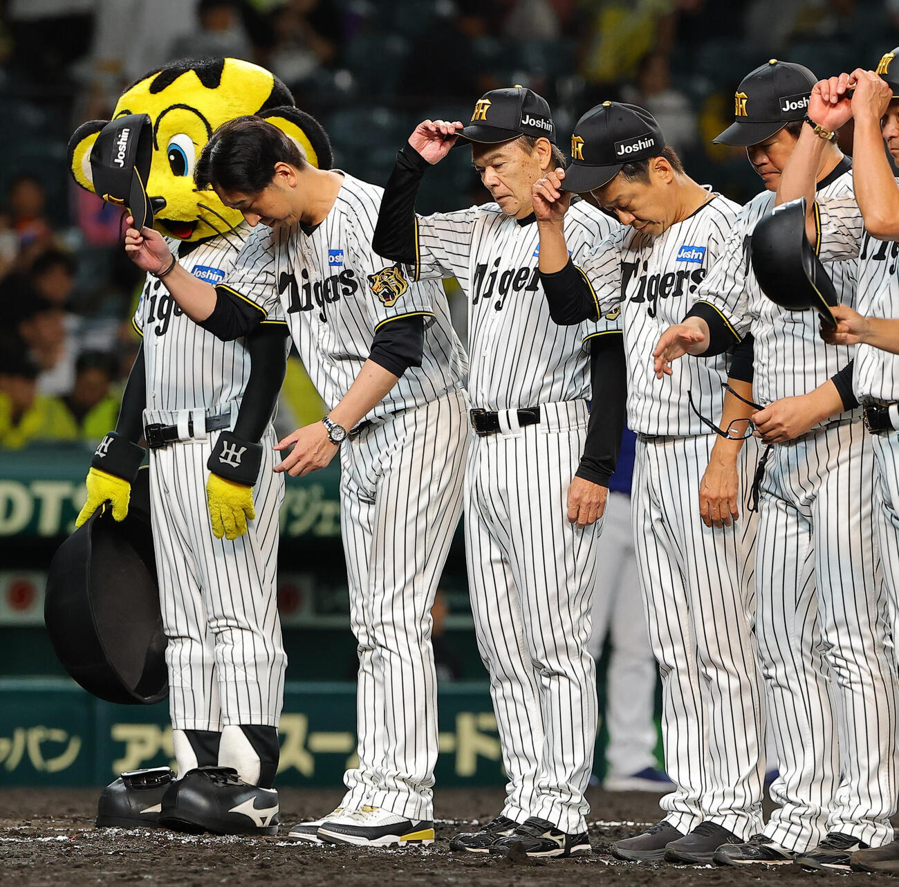 阪神対中日　阪神藤川球児監督（左から2人目）はファンにあいさつをする（撮影・上田博志）