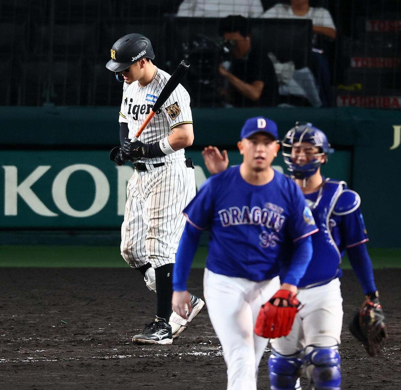 阪神対中日　9回裏阪神2死一、二塁、佐藤輝明は三振に倒れ試合終了。投手松山晋也(撮影・加藤哉）