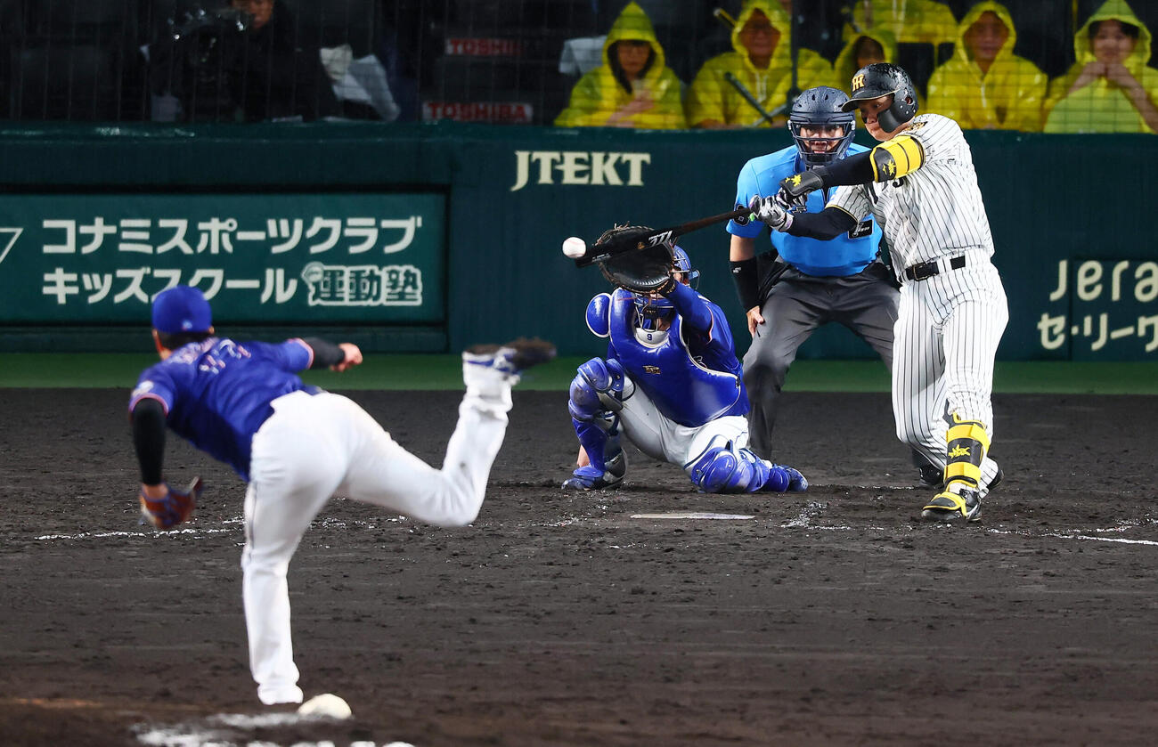 阪神対中日　5回裏阪神1死二塁、森下翔太は同点右前適時打を放つ。投手柳裕也(撮影・加藤哉）